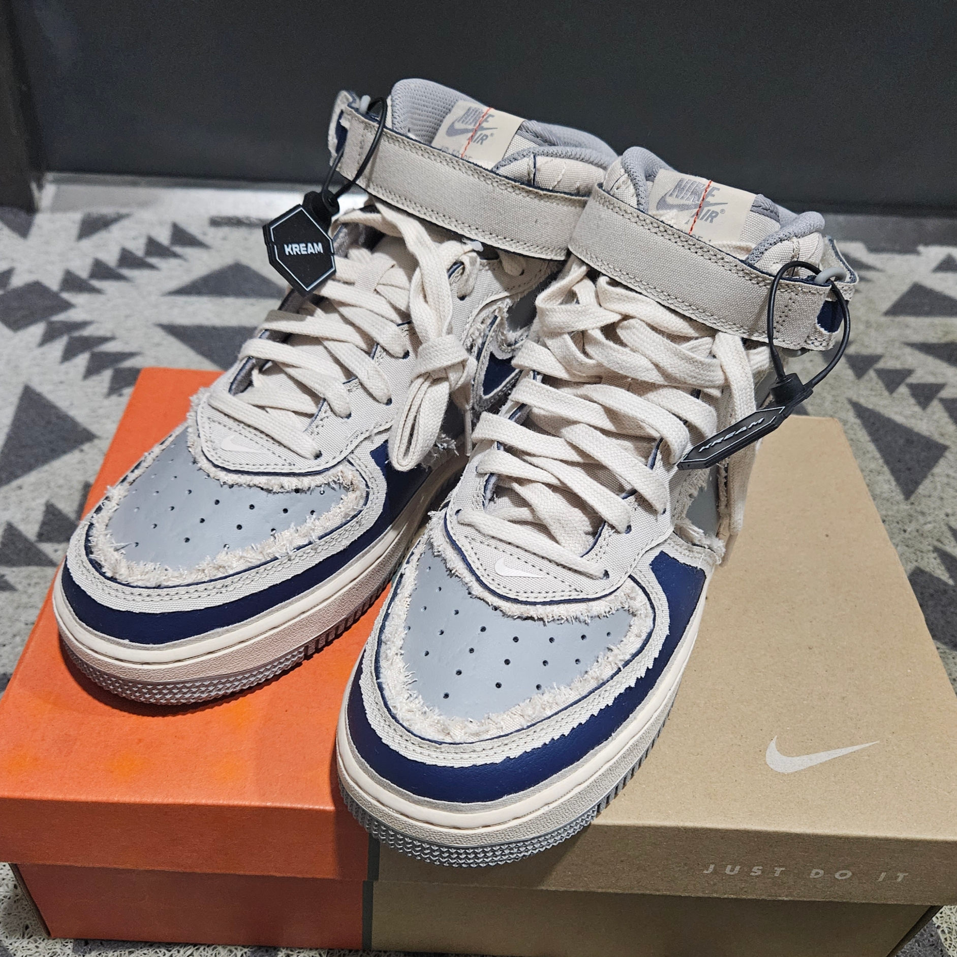 Nike Air Force 1 Mid '07 Pearl White 착용 스타일 - 3