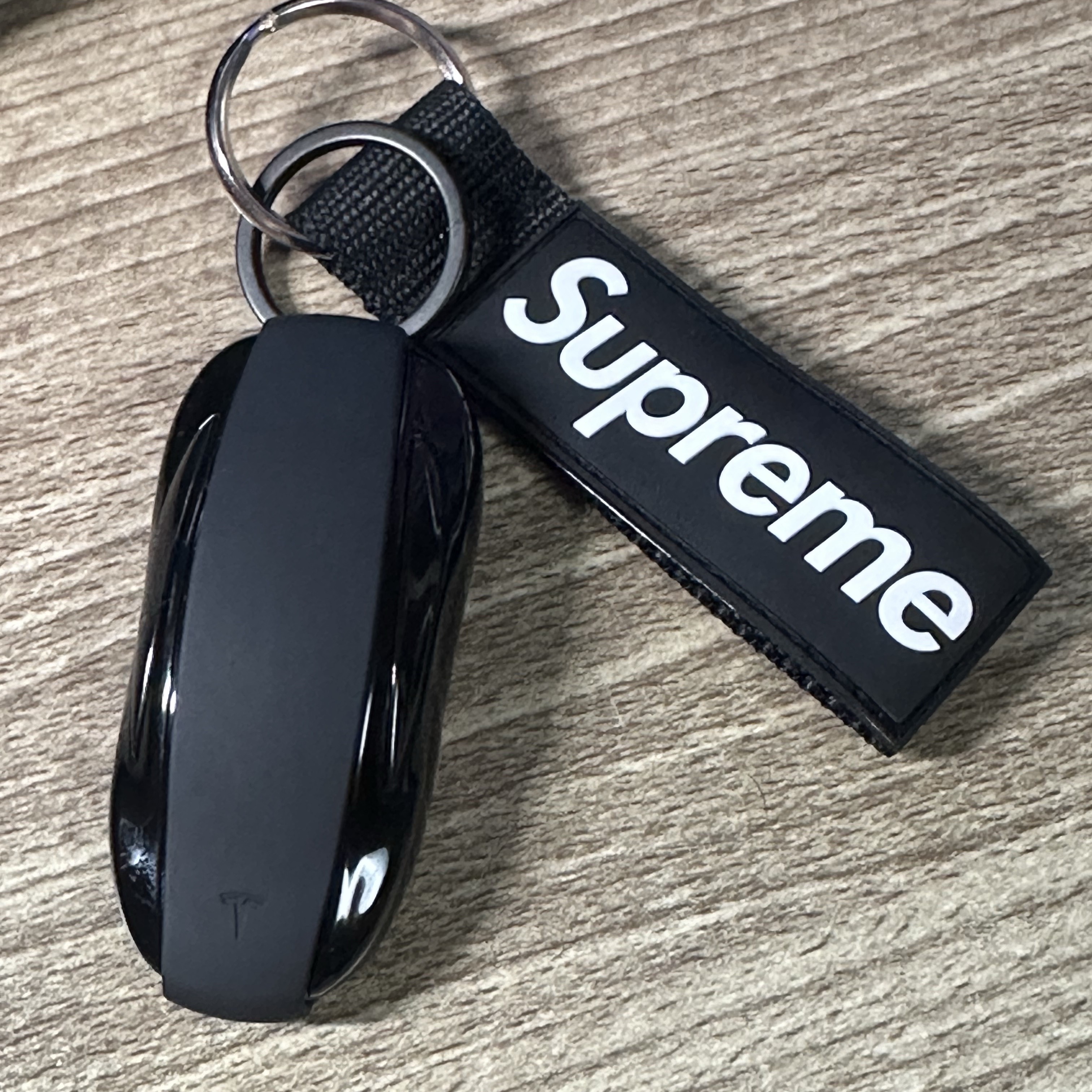 Supreme Webbing Keychain Black - 23SS 착용 스타일