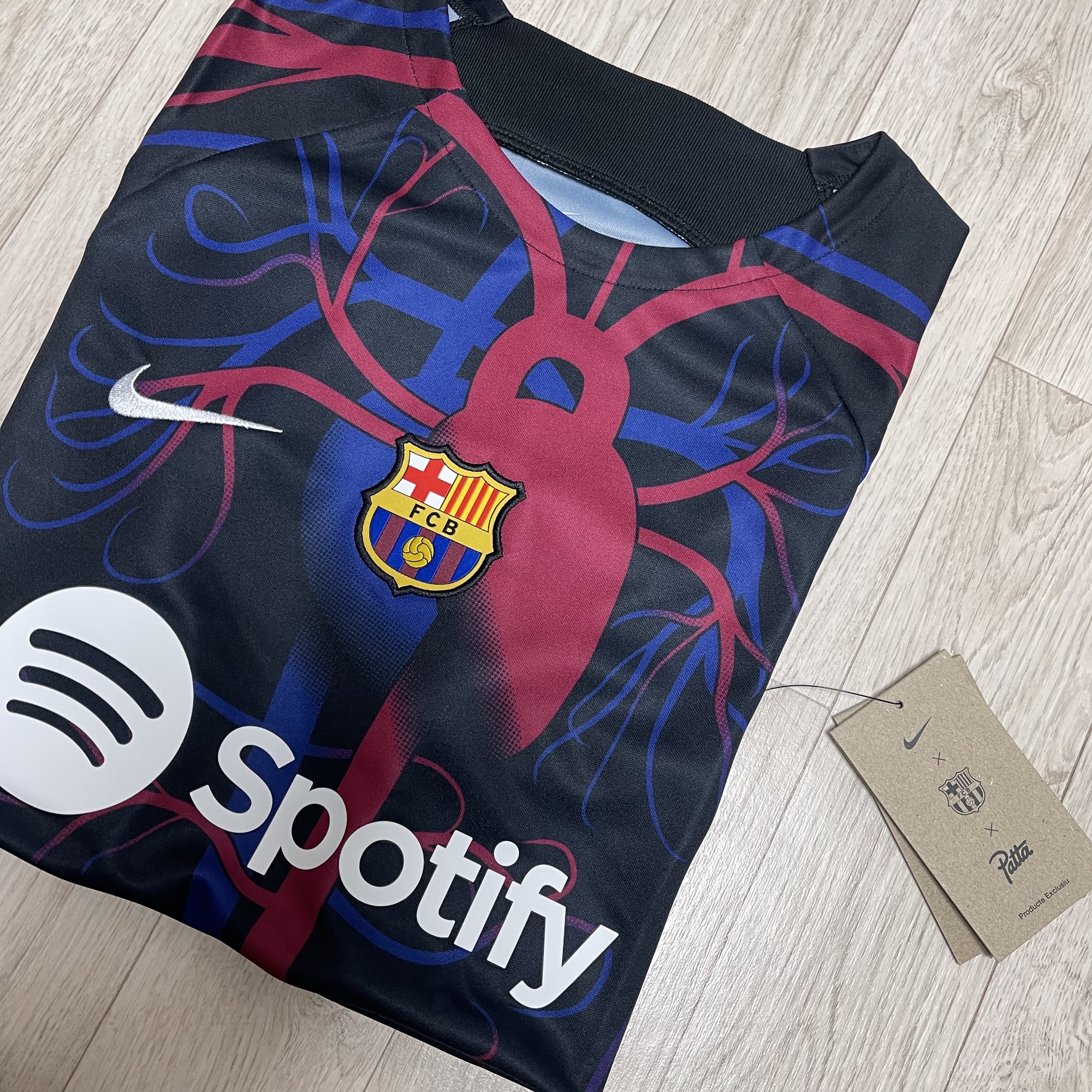 Nike x Patta x FC Barcelona Academy Pro Dri-Fit Short Sleeve Soccer Top Culers del Món (FD2372-011) 착용 스타일