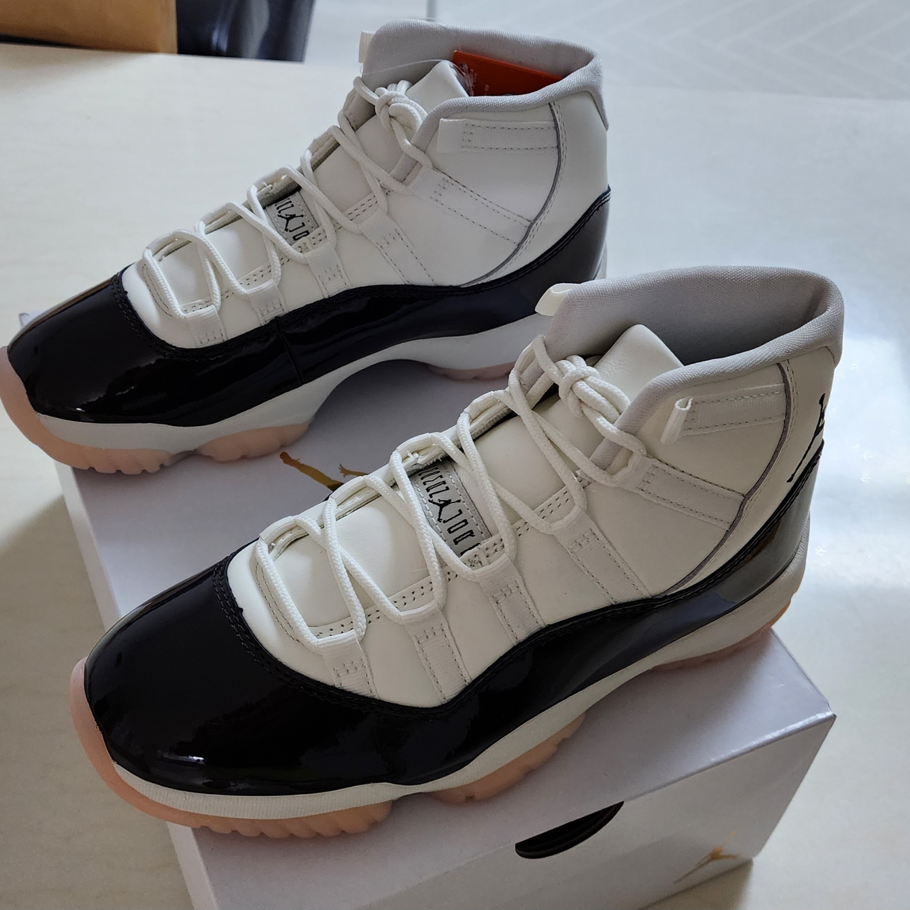 (W) Jordan 11 Retro Neapolitan 착용 스타일
