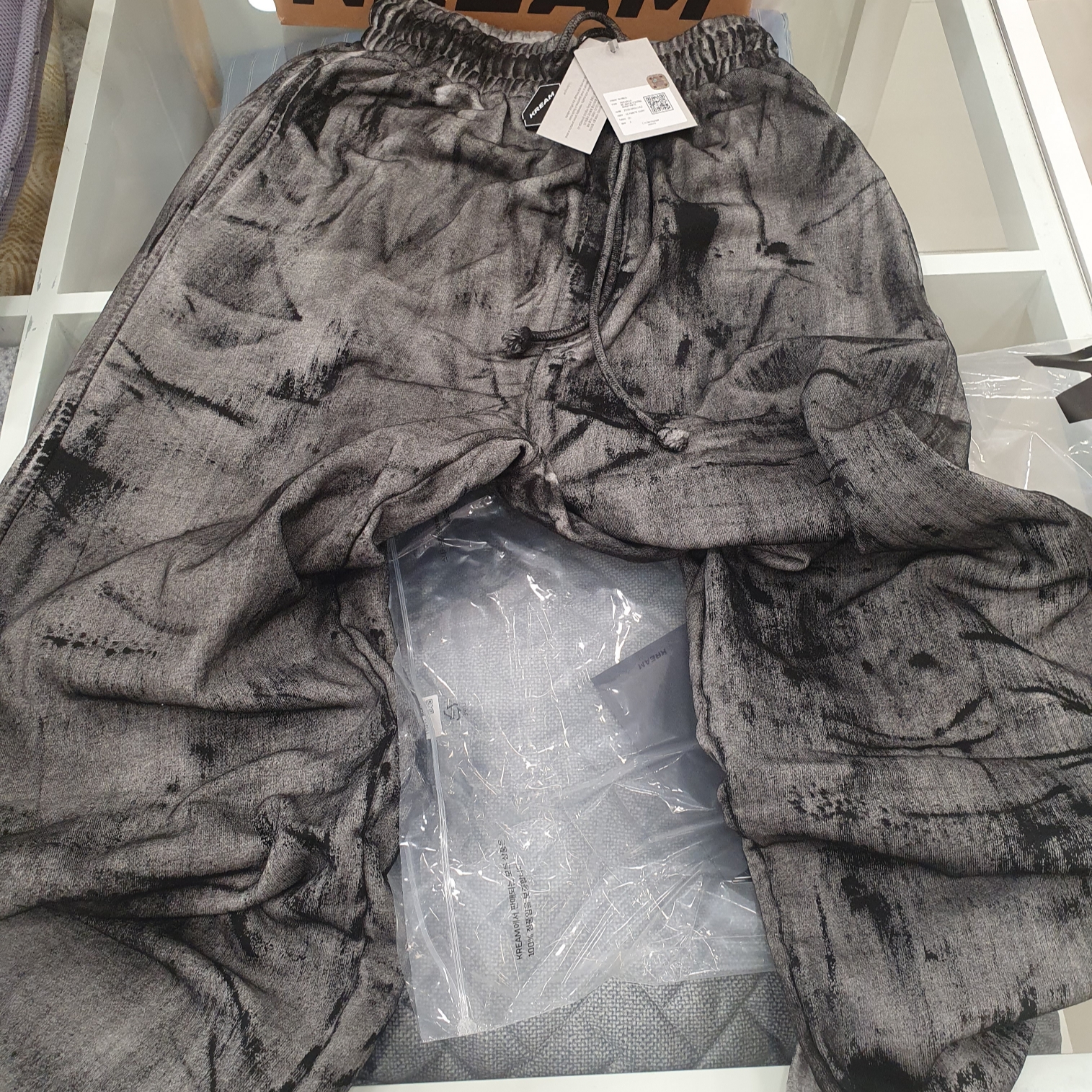 Undermycar Nimbul Rough Oil Coating Sweatpants Ultimate Gray - 23SS 착용 스타일