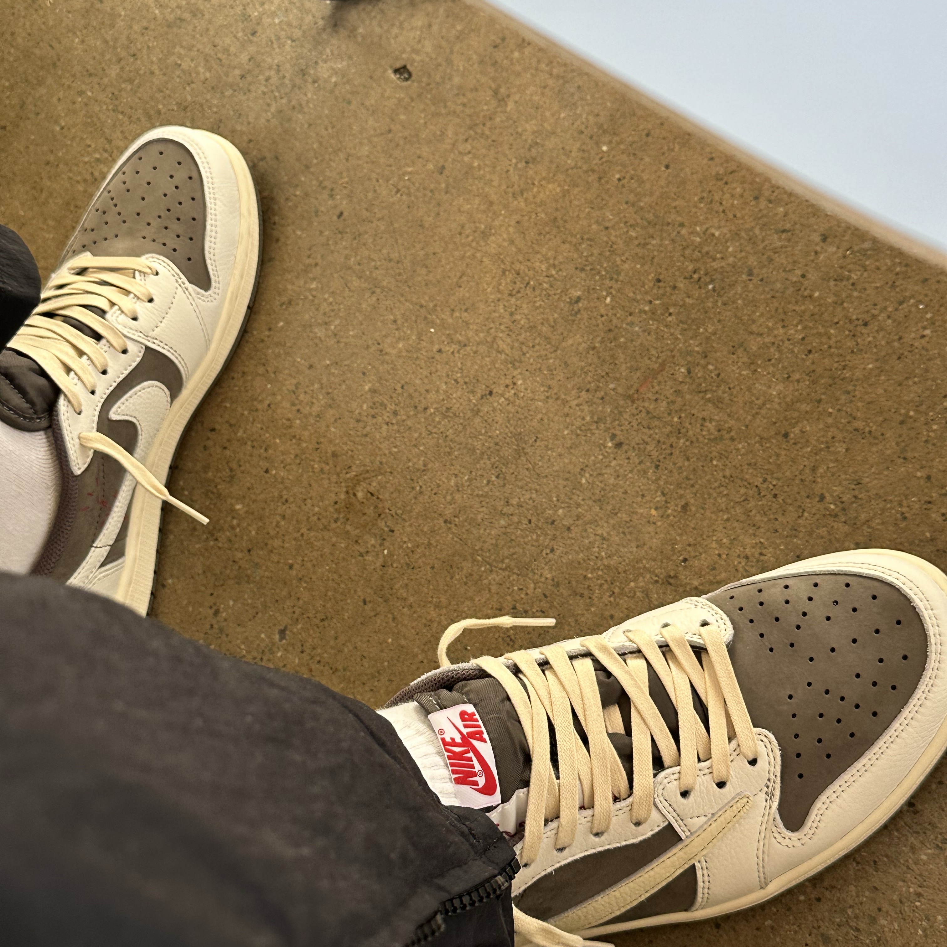 Jordan 1 x Travis Scott Retro Low OG SP Sail and Ridgerock 착용 스타일