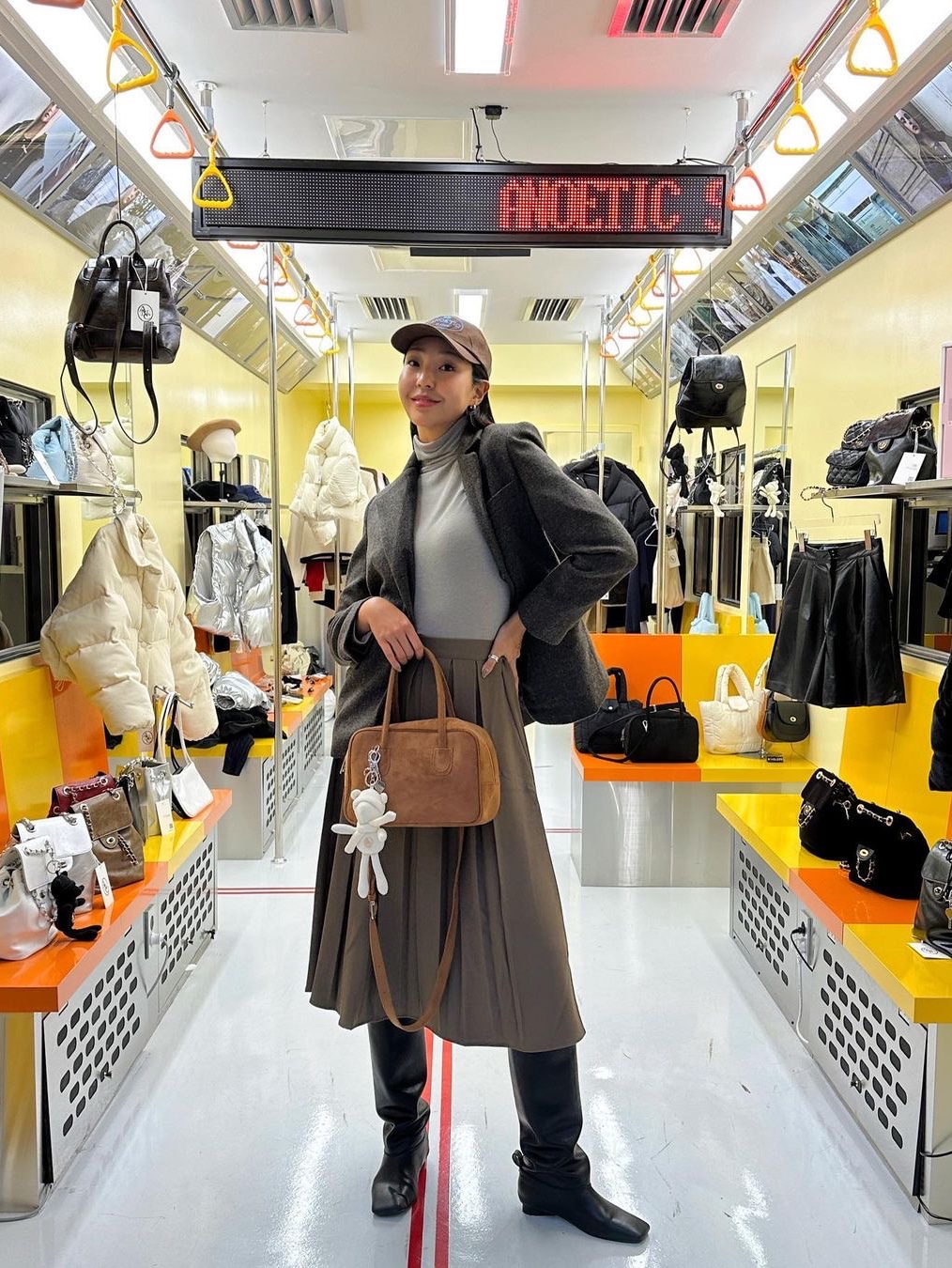 Anoetic Two-way Suede Tote Bag Brown 착용 스타일