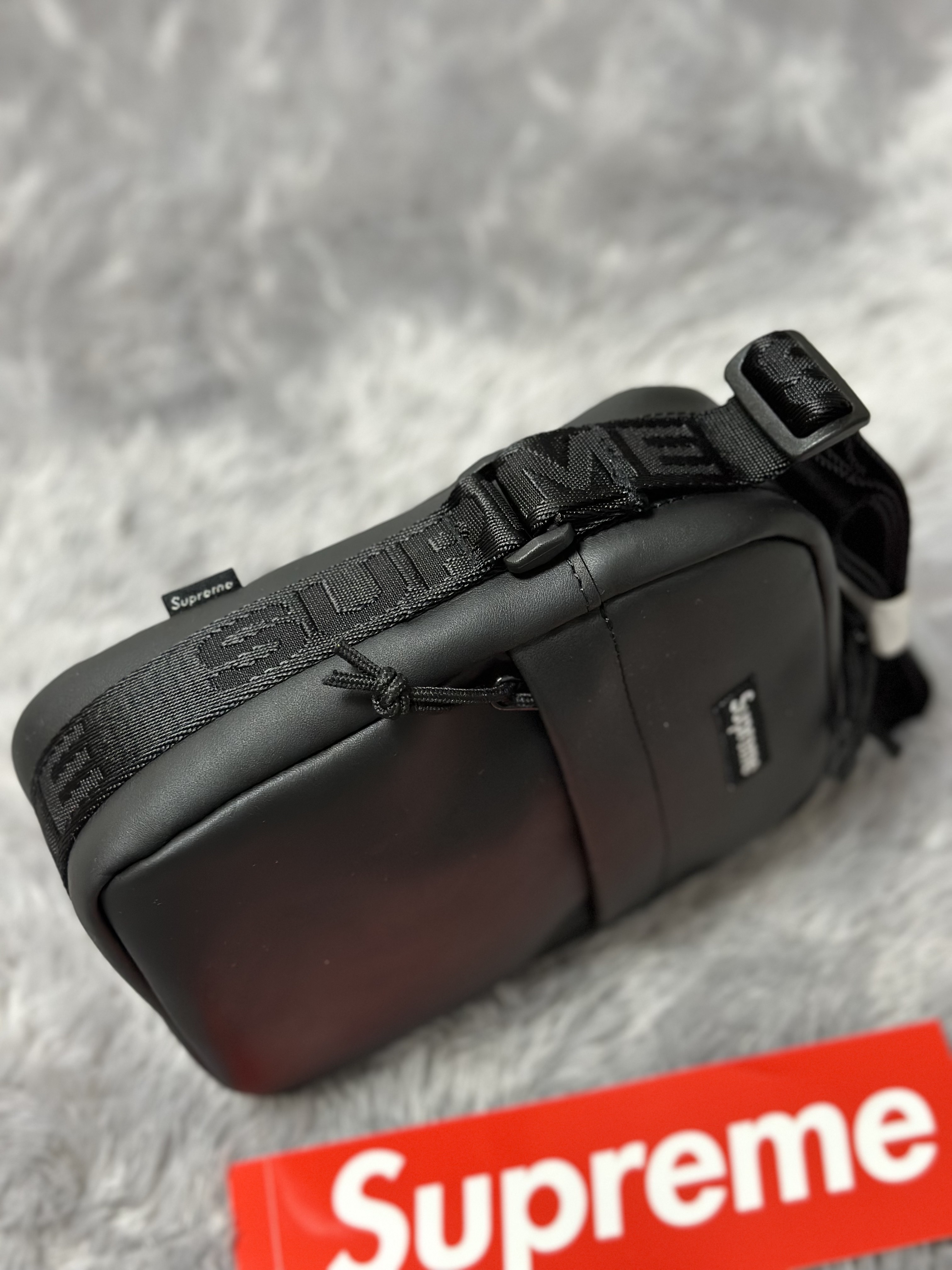 Supreme Leather Shoulder Bag Black - 23FW 착용 스타일 - 5