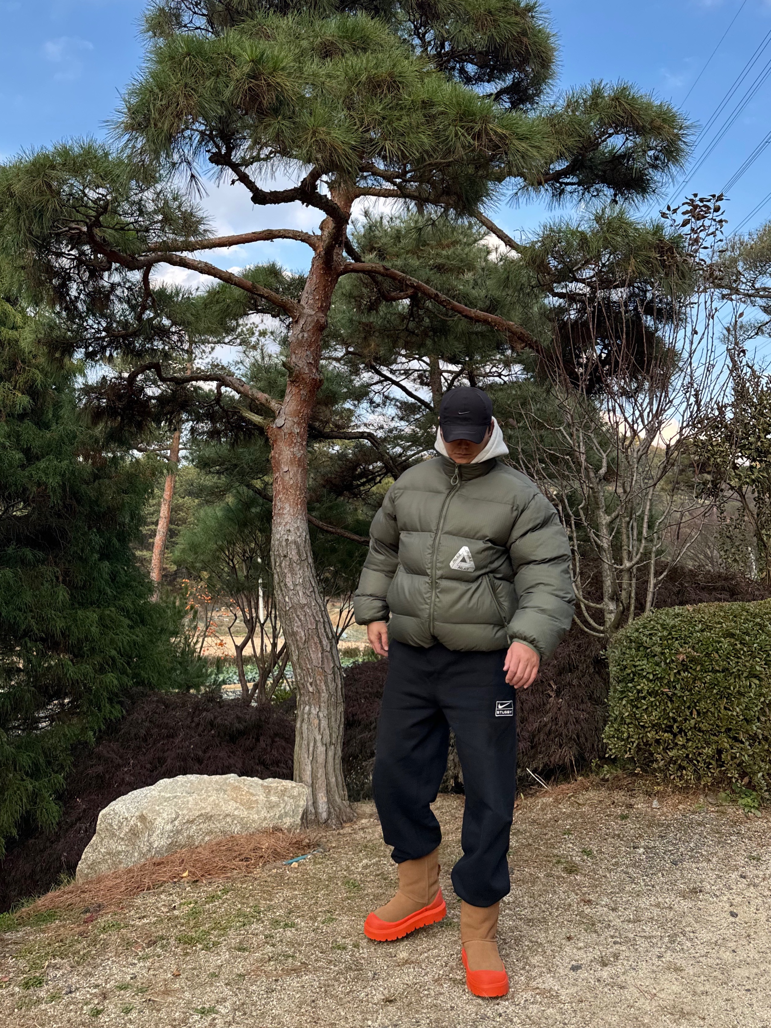 Palace Ripstop Puffa Olive - 23FW, UGG Classic Short Weather Hybrid Black Black 착용 스타일 - 5