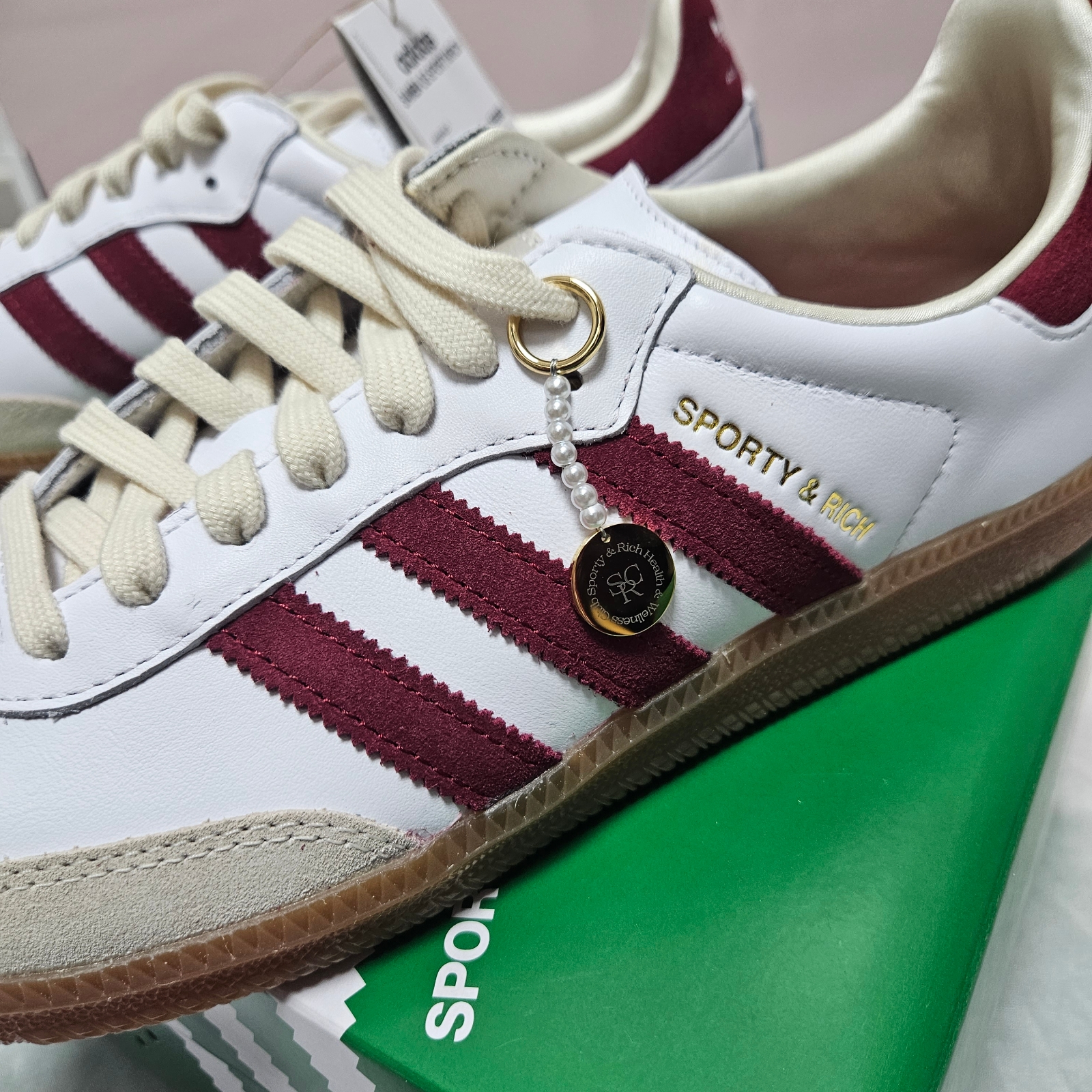 Adidas x Sporty & Rich Samba OG Cloud White Collegiate Burgundy 착용 스타일 - 2