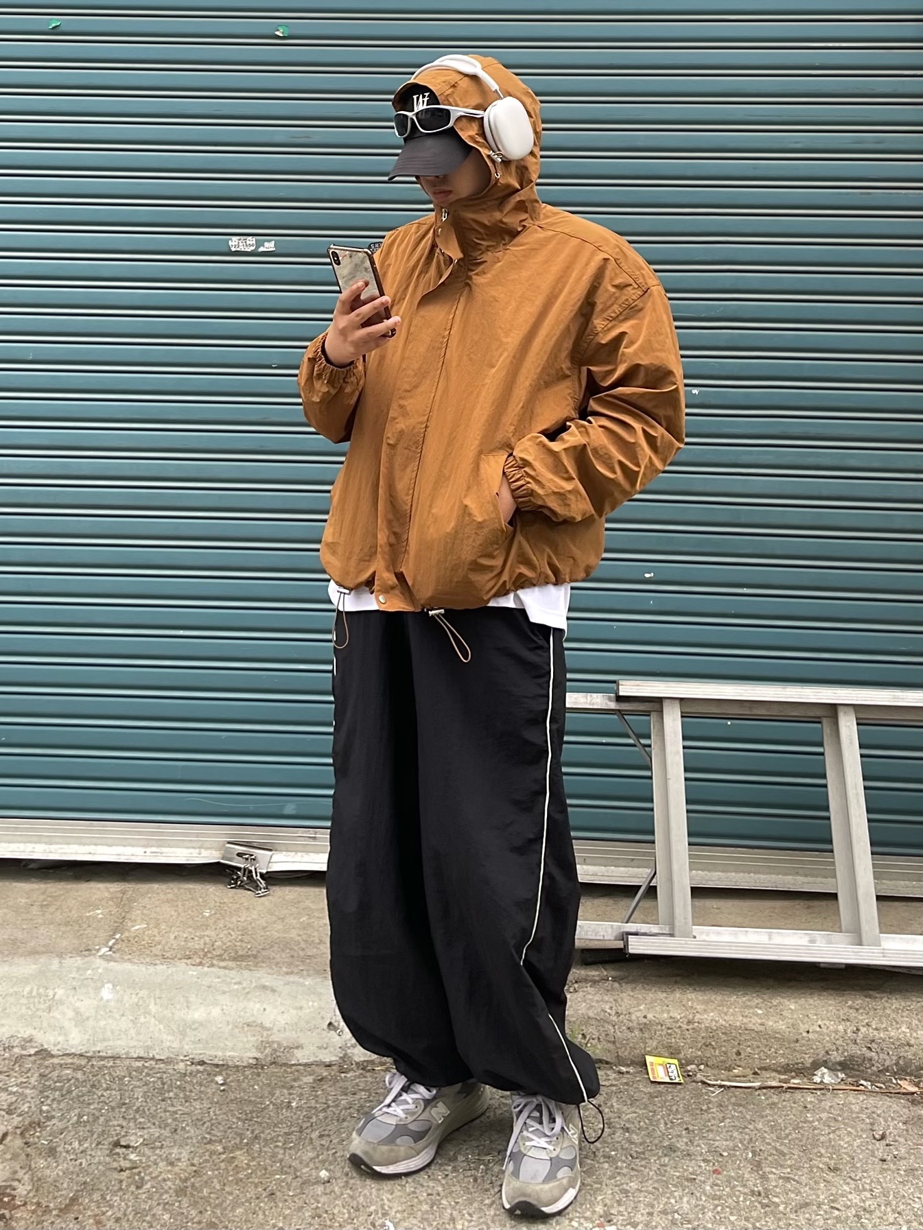 Apple AirPods Max Lightning Silver (Korean Ver.), New Balance 992 Made in USA Grey - D Standard 착용 스타일 - 2
