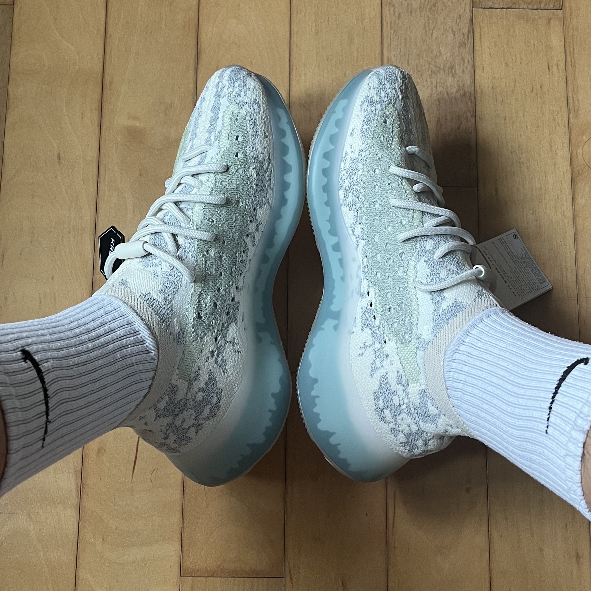 Adidas Yeezy Boost 380 Alien Blue - Reflective 착용 스타일
