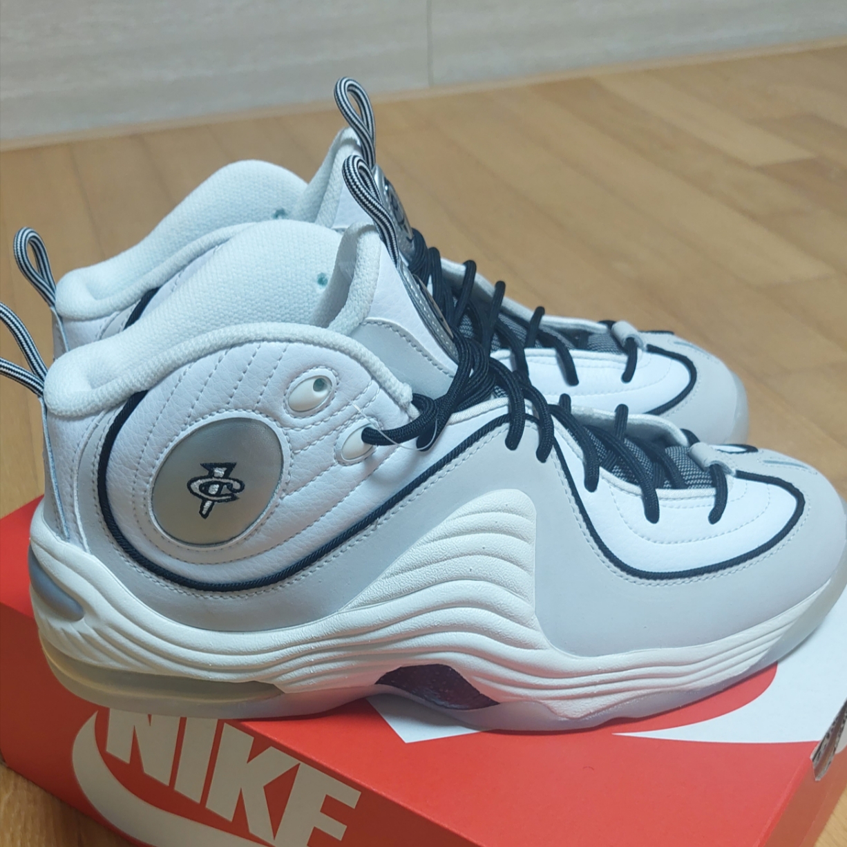 Nike Air Penny II Photon Dust 착용 스타일 - 3