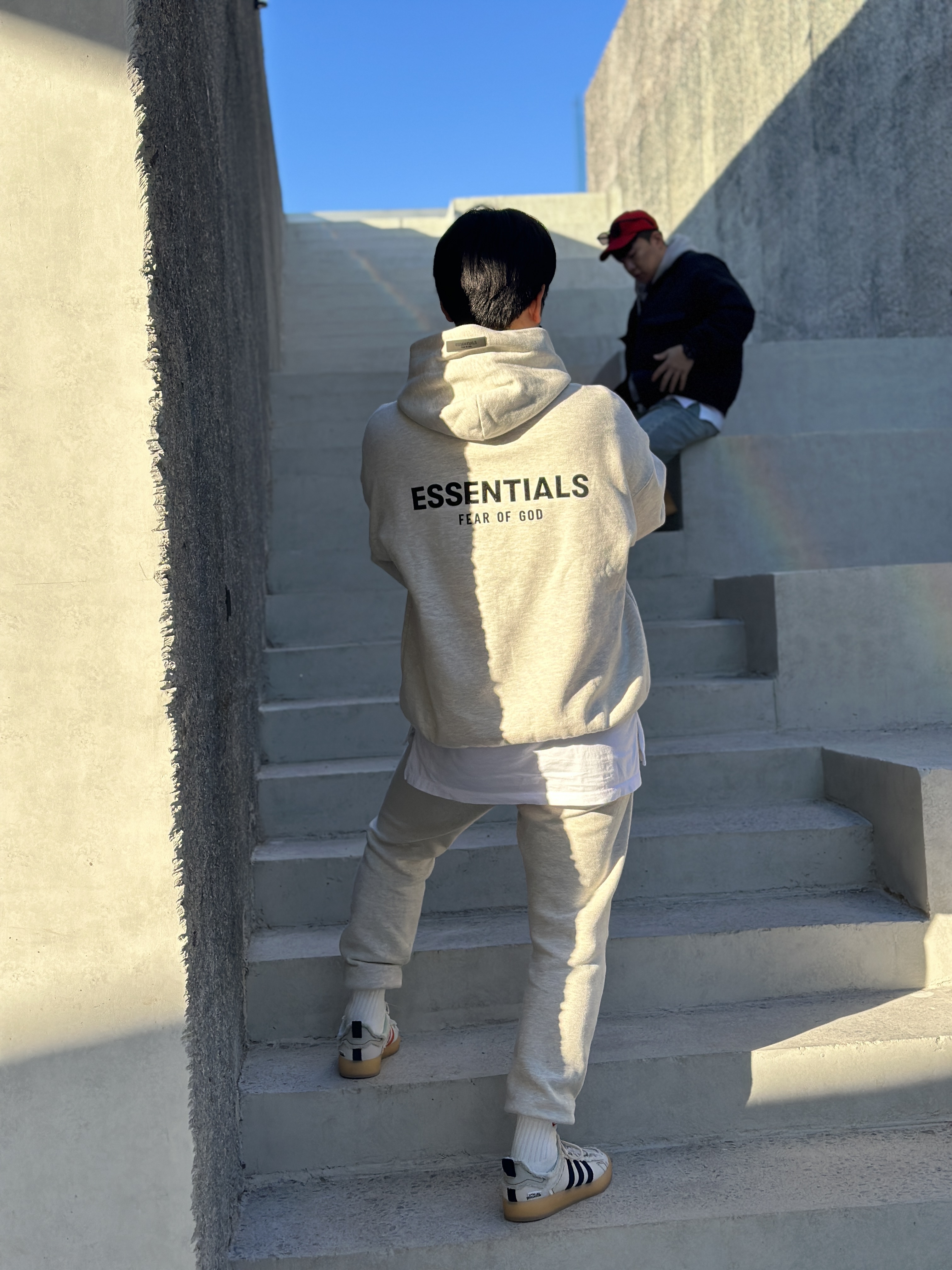 Adidas x Song for the Mute Campus 80s Bliss Core Black, Essentials The Core Collection Sweatpants Light Oatmeal 착용 스타일 - 3