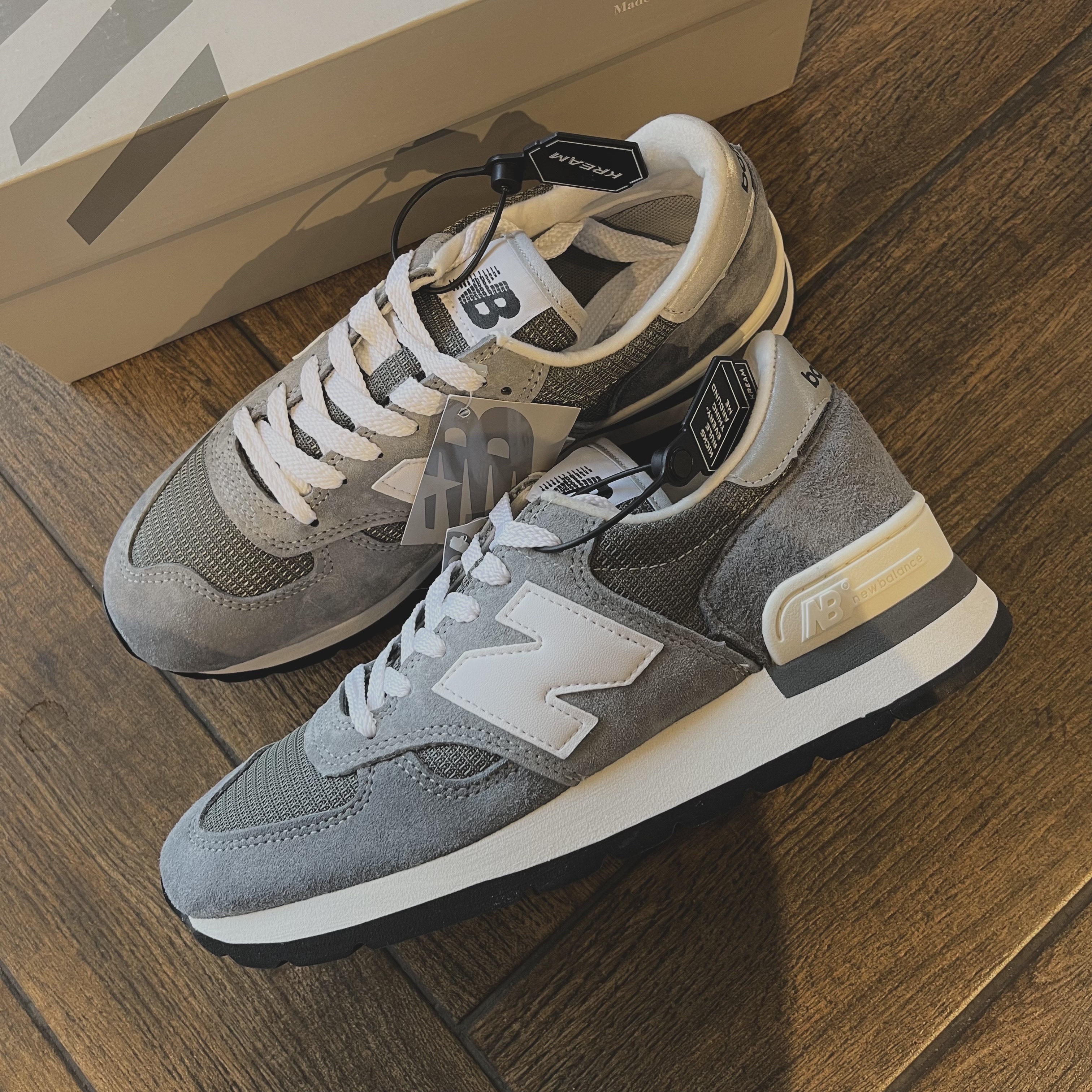 New Balance 990v1 Made in USA Grey White 착용 스타일 - 1