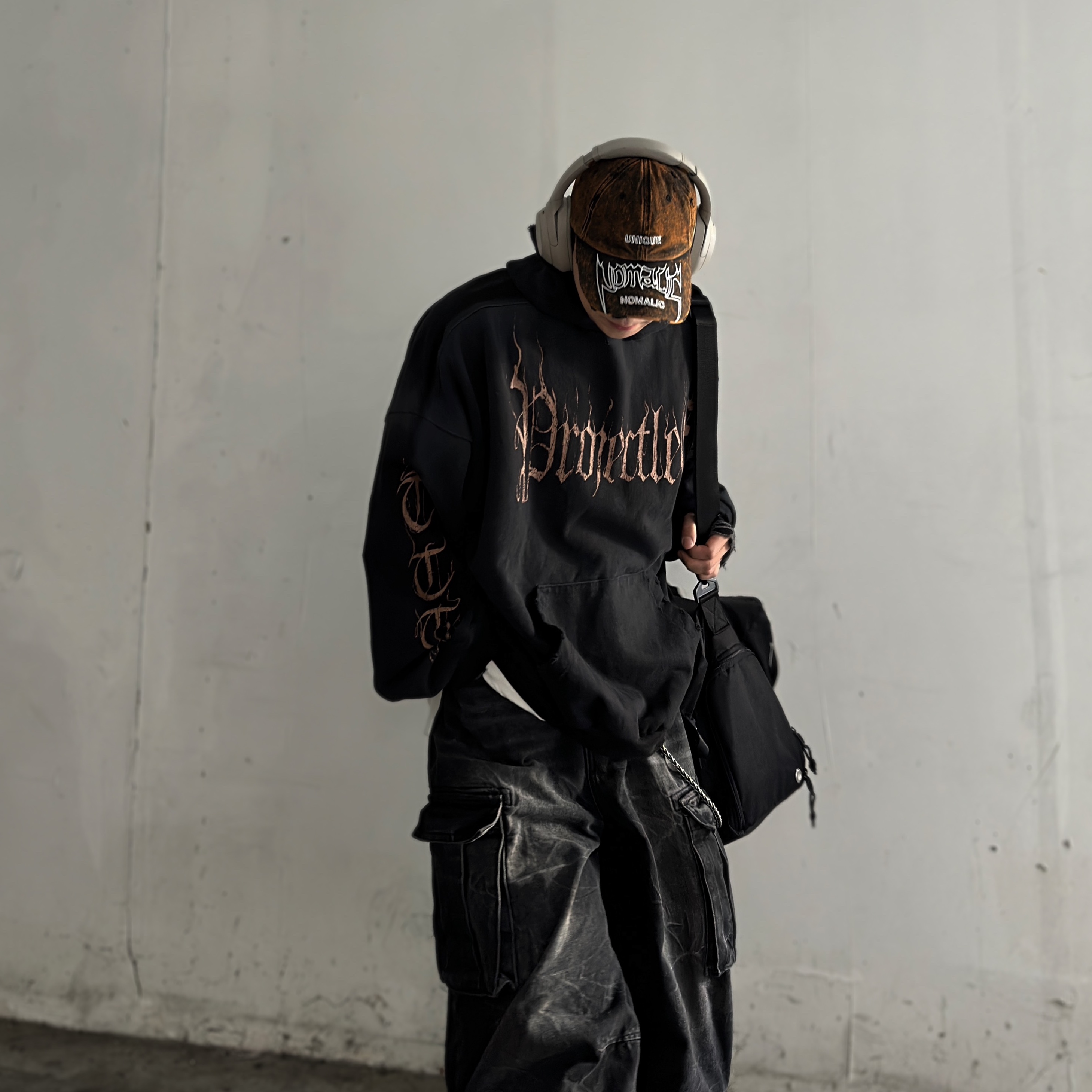 Sony WH-1000XM4 Platinum Silver (Korean Ver.), Balenciaga 3XL Sneakers White Red 착용 스타일 - 5