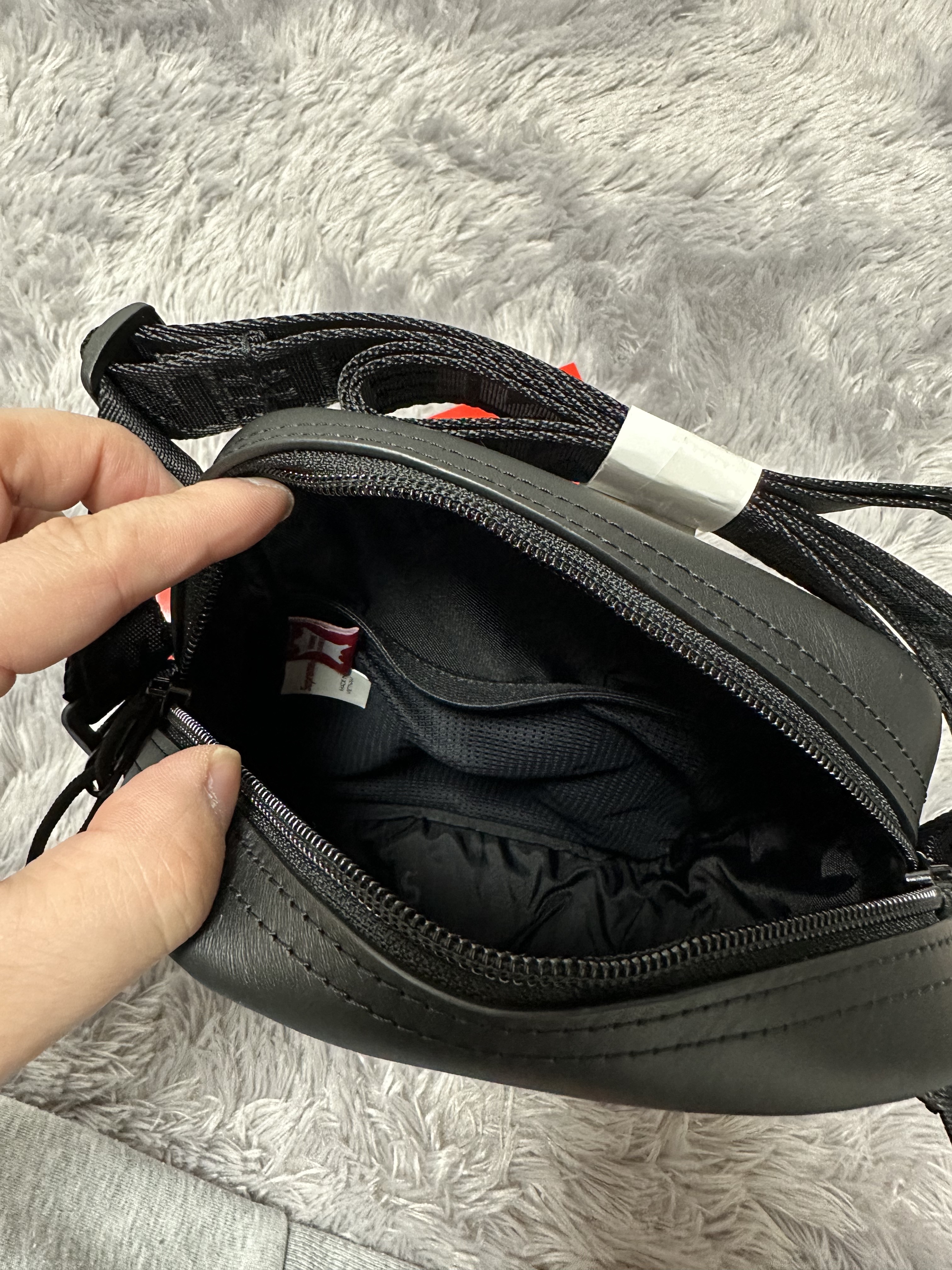Supreme Leather Shoulder Bag Black - 23FW 착용 스타일 - 6