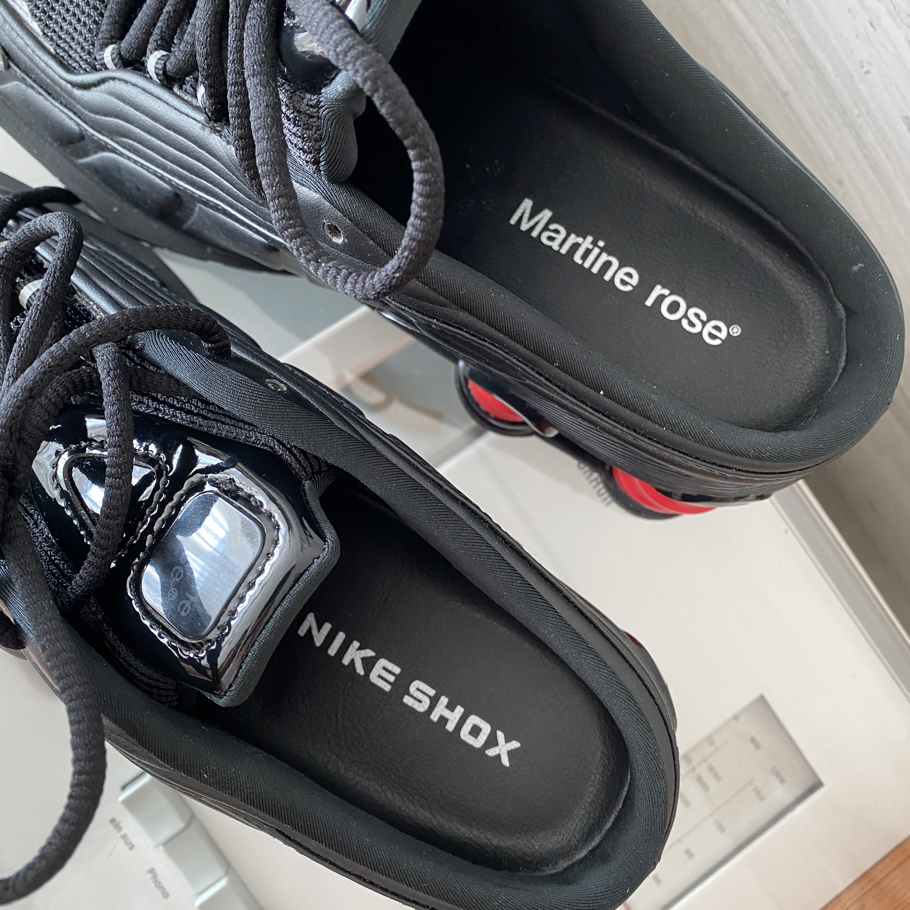 Nike x Martine Rose Shox MR4 Black 착용 스타일 - 3