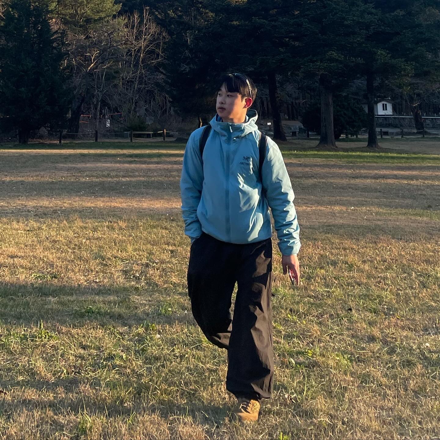 Arc'teryx Atom LT Hoody Solace, Arc'teryx Heliad 15 Backpack Forage 착용 스타일 - 1