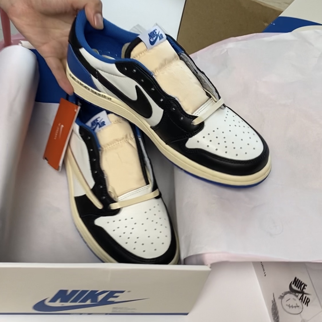 Jordan 1 x Travis Scott x Fragment Retro Low OG SP Military Blue 착용 스타일 - 1