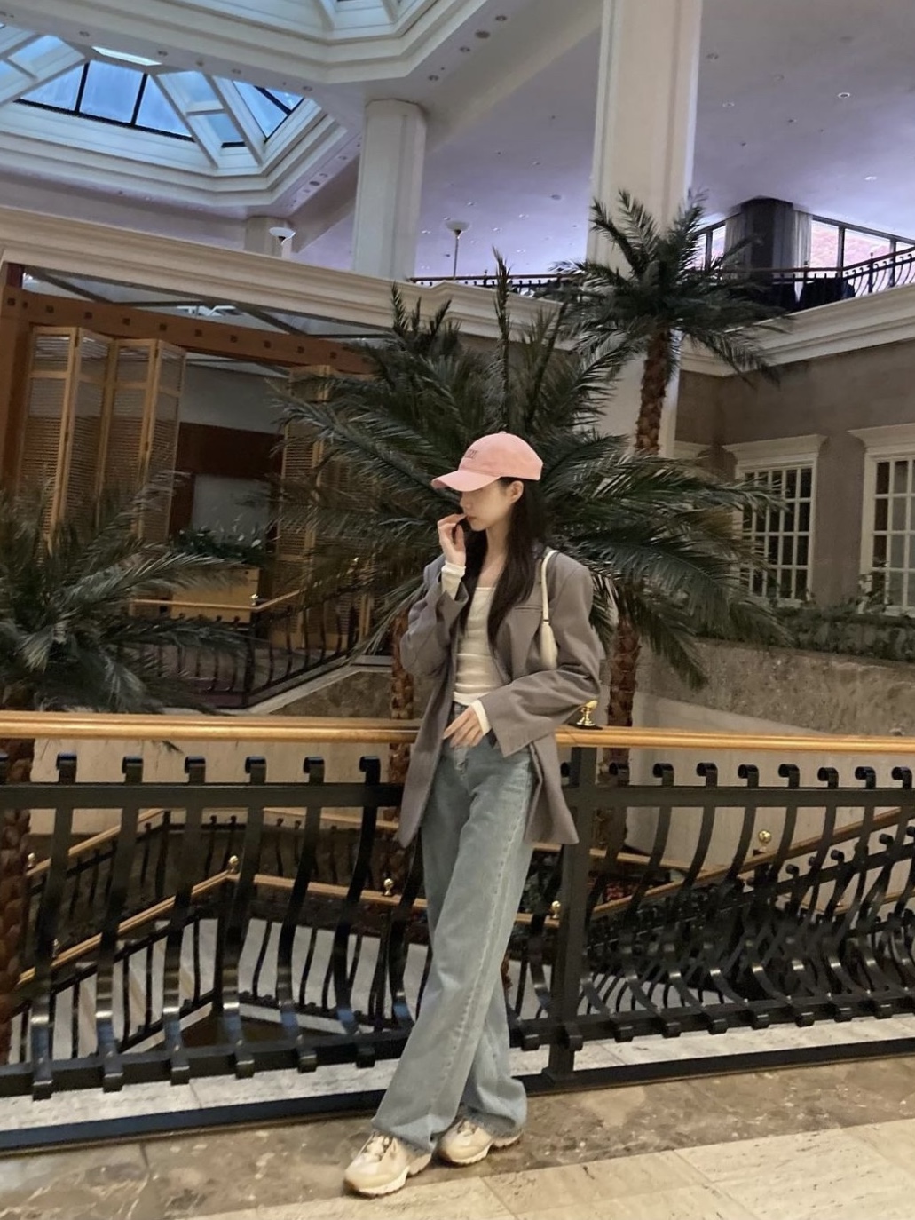 (W) Ganni Logo Cap Sweet Lilac, Chanel Classic Card Holder Grained Calfskin & Silver Black 착용 스타일 - 2