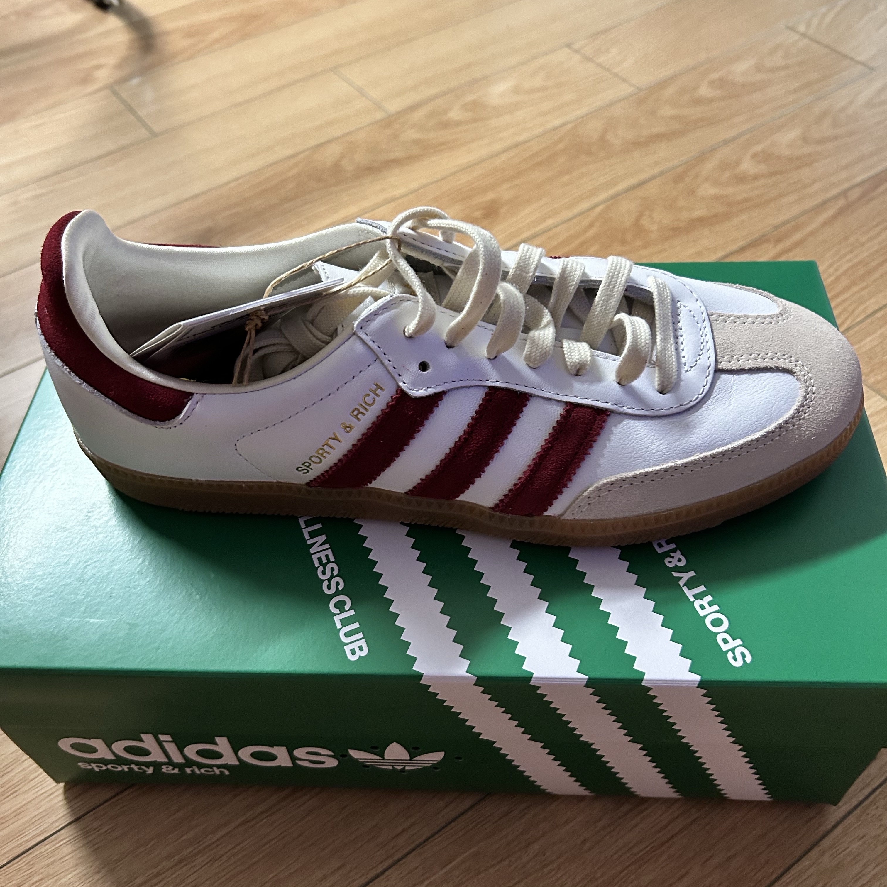 Adidas x Sporty & Rich Samba OG Cloud White Collegiate Burgundy 착용 스타일 - 3