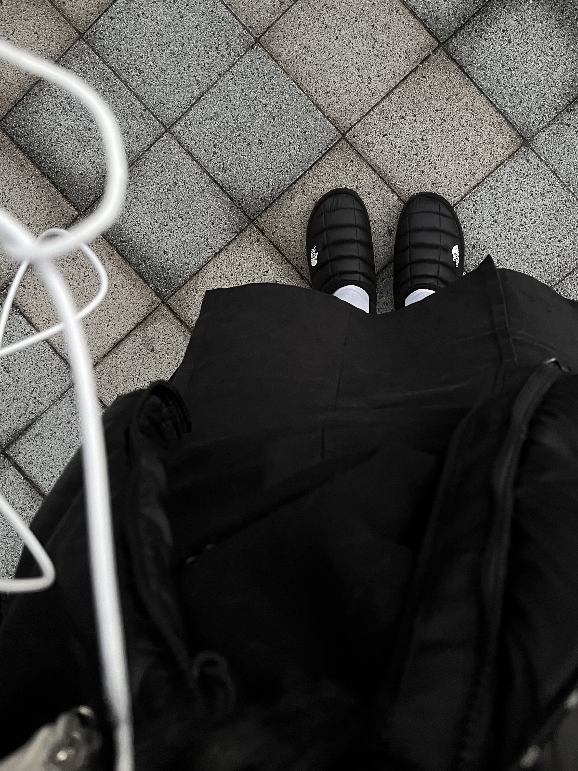 (W) The North Face Thermoball Traction Mule V Black 착용 스타일