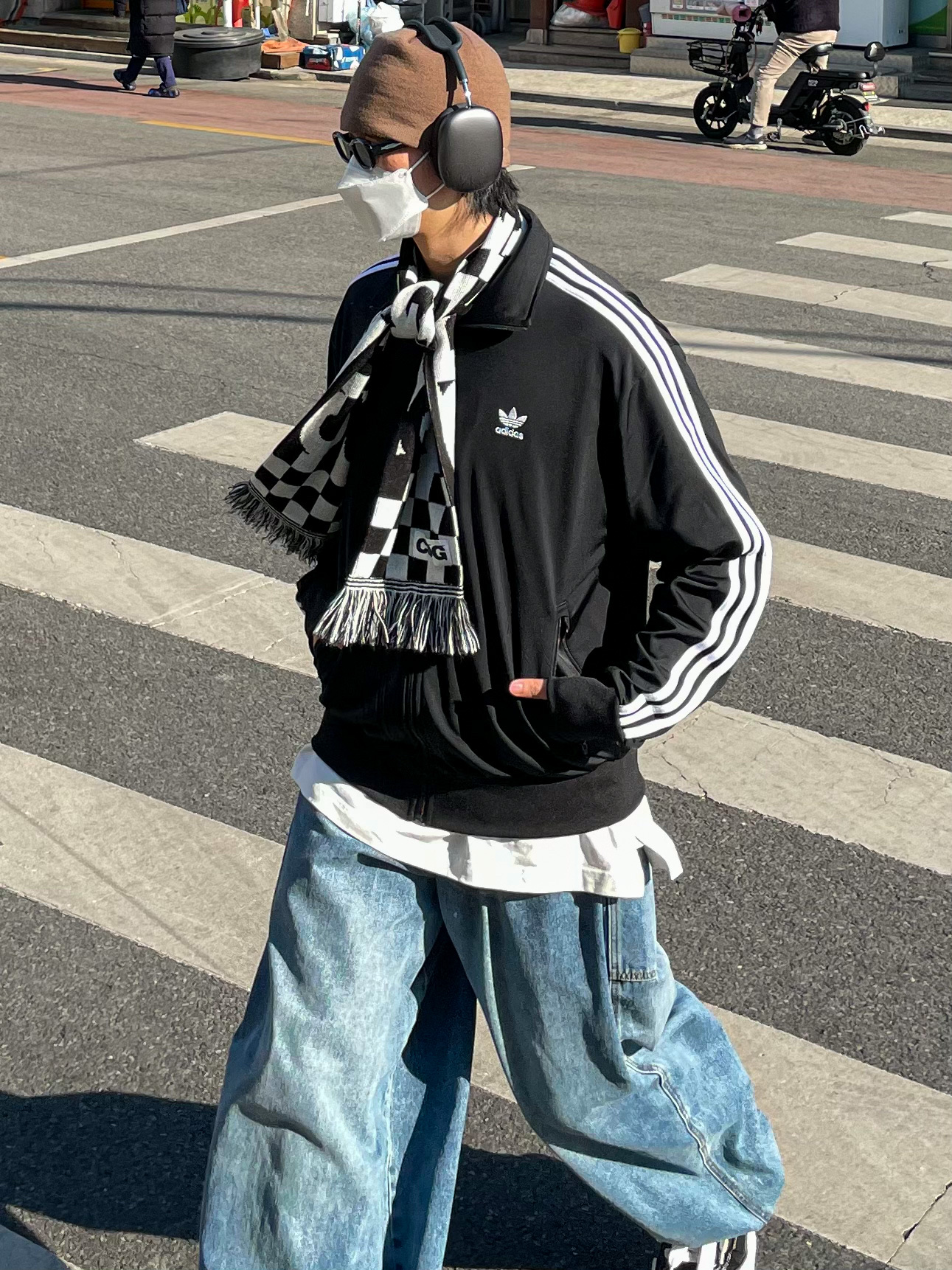 Telfar Baggy Jean Blue, Sansan Gear Logo Beanie Brown - 22FW 착용 스타일 - 2