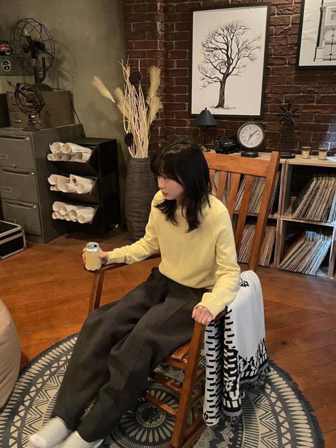 AMI de Coeur Tone-On-Tone Cashmere Crewneck Sweater Pale Blue, Thom Browne Center Back RWB Intarsia Stripe Classic Crew Neck Pullover in Fine Merino Wool Dark Grey 착용 스타일 - 6