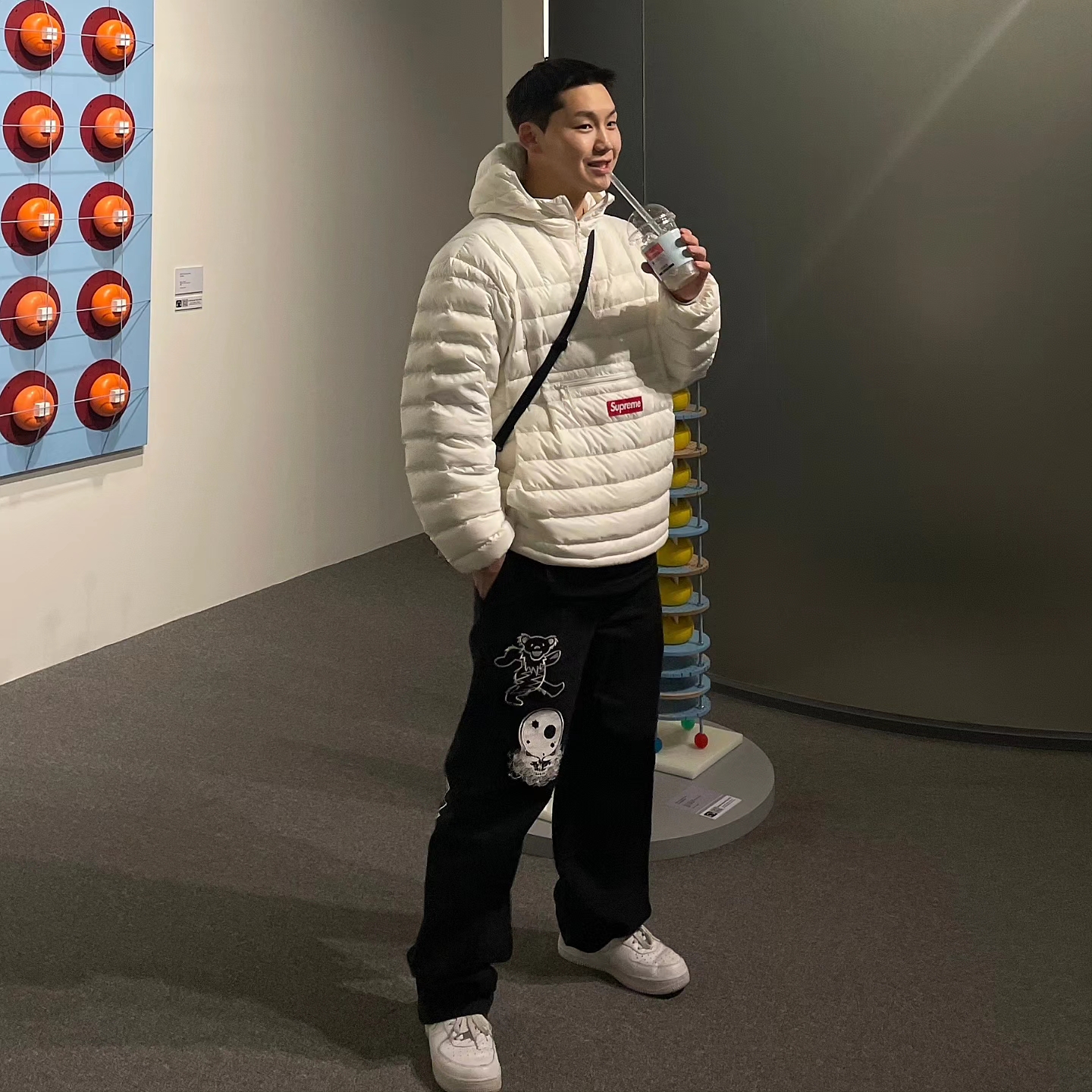 Supreme Micro Down Half Zip Hooded Pullover White - 23FW, Thisisneverthat x Grateful Dead Iconography Work Pants Off Black 착용 스타일