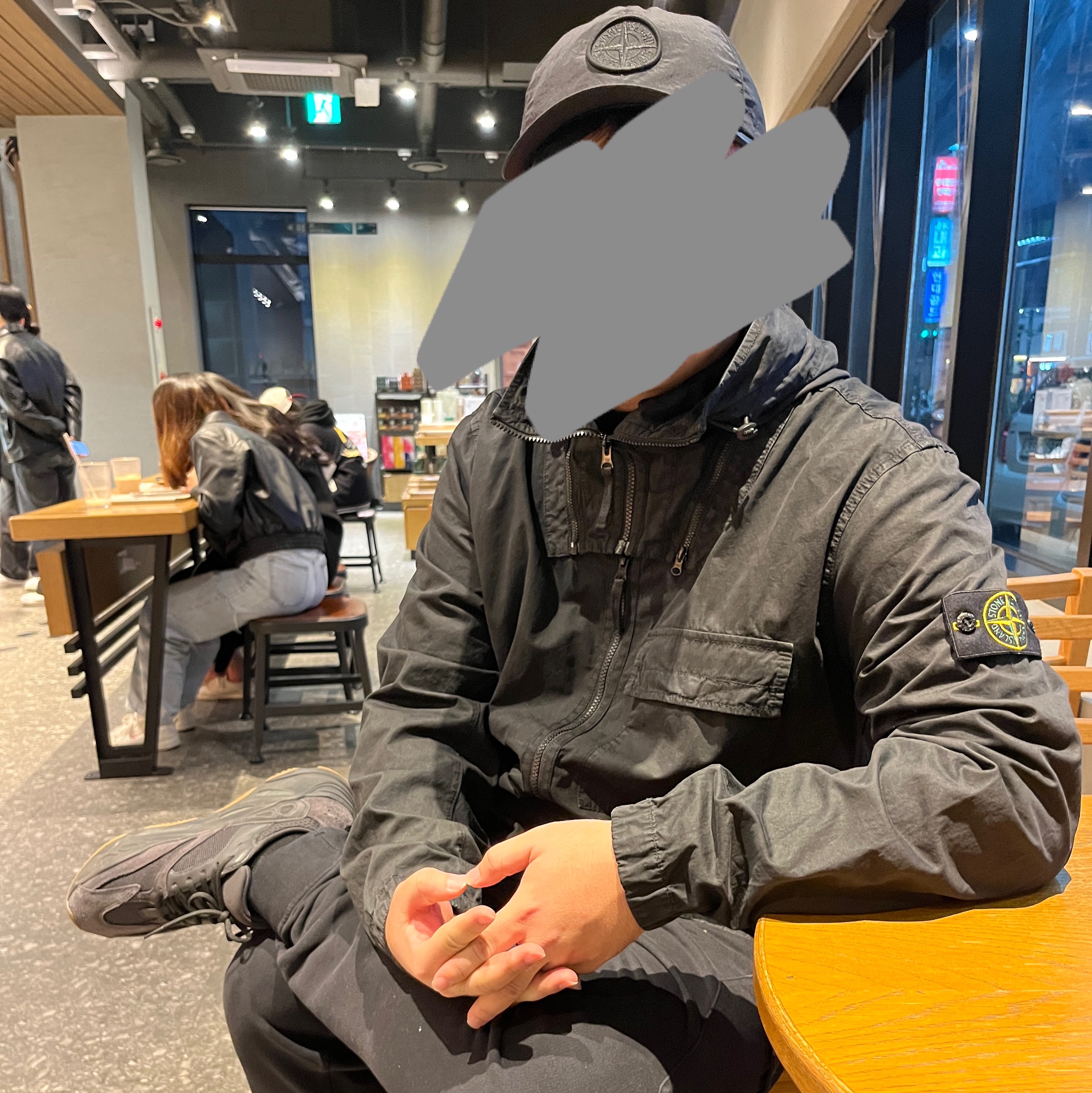 Stone Island 114WN Brushed Cotton Canvas Hooded Overshirt Black - 22FW, Stone Island 64551 Cotton Fleece Cargo Pants Black - 23SS 착용 스타일 - 5
