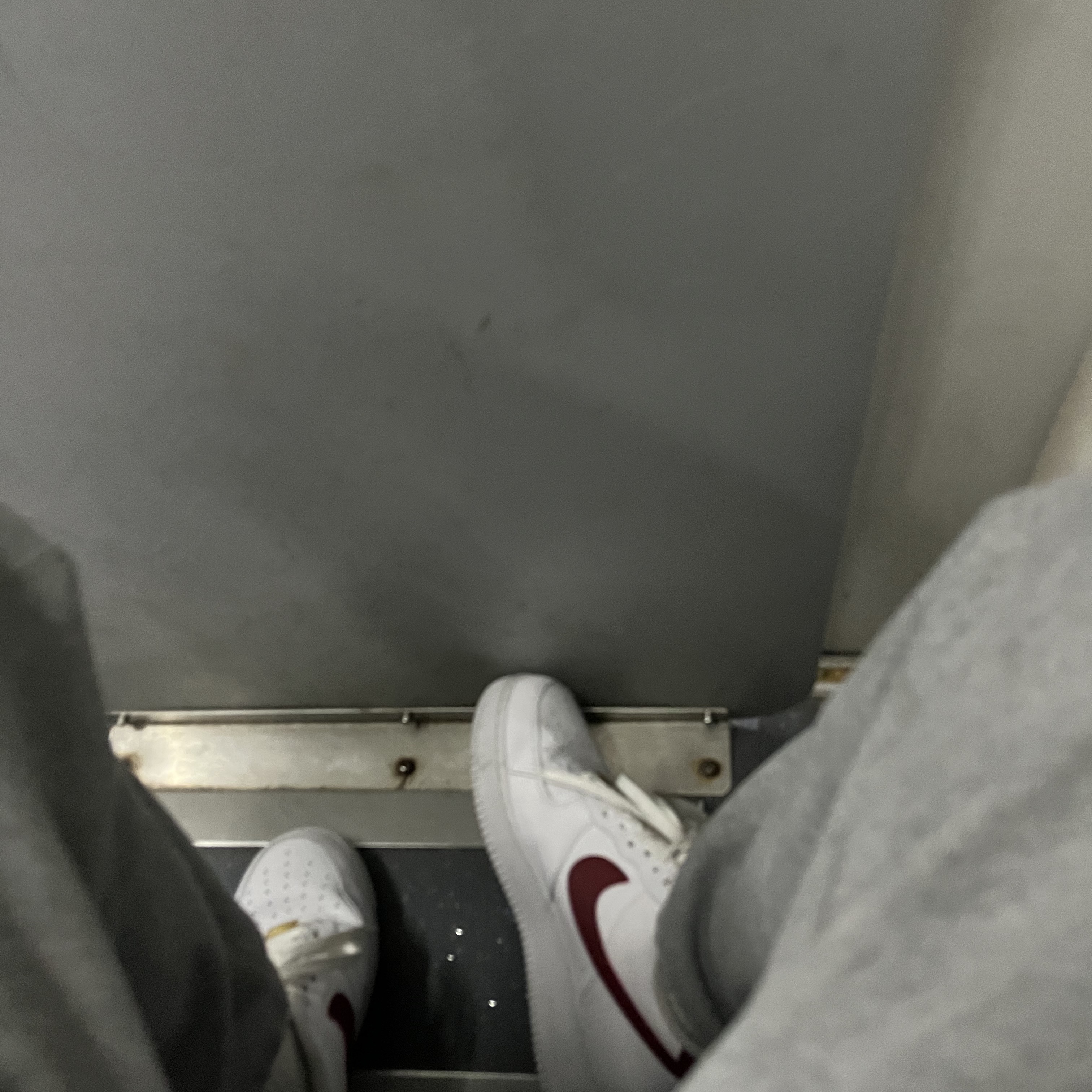 Nike Air Force 1 '07 Low White Team Red 착용 스타일
