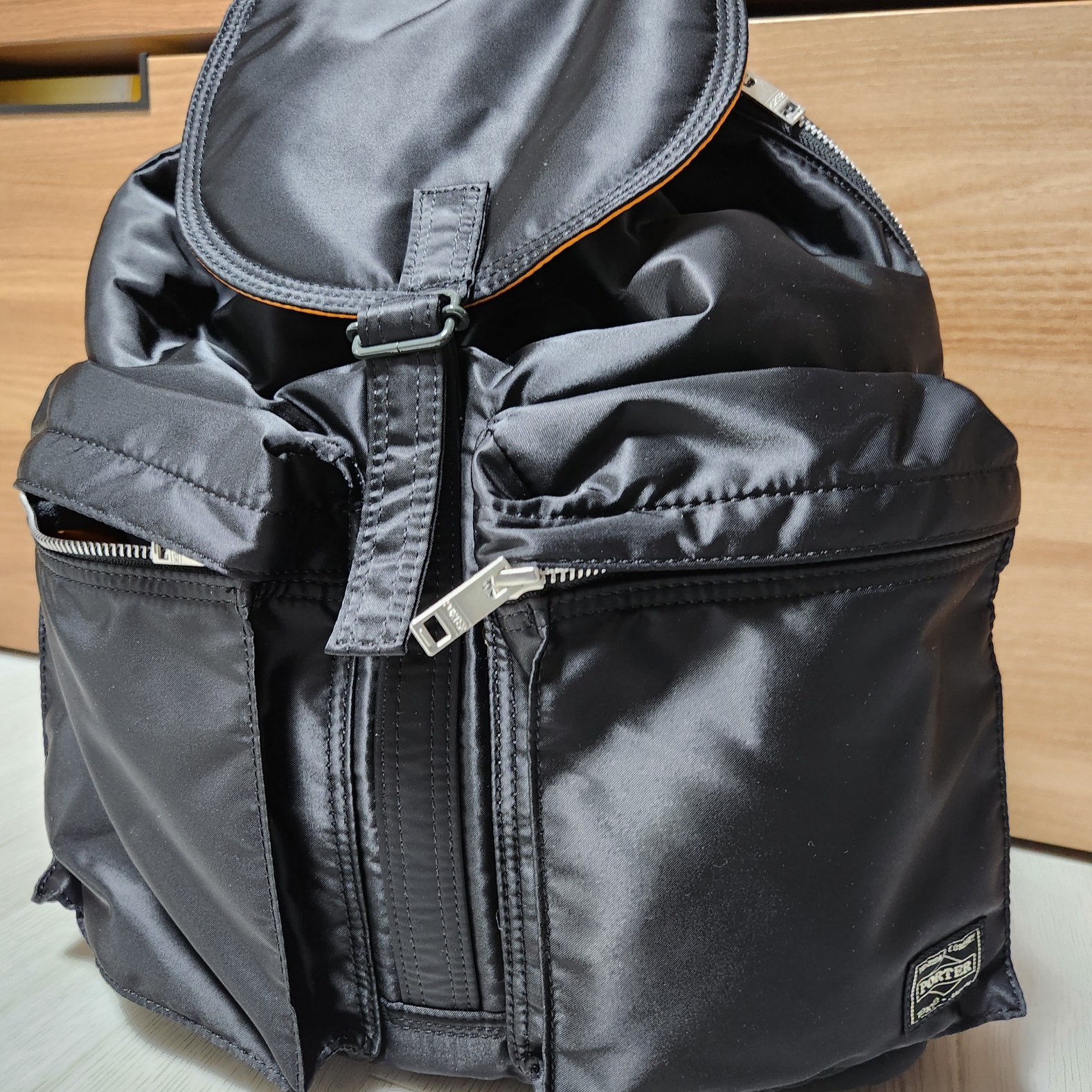 Porter Tanker Backpack Black 착용 스타일 - 2