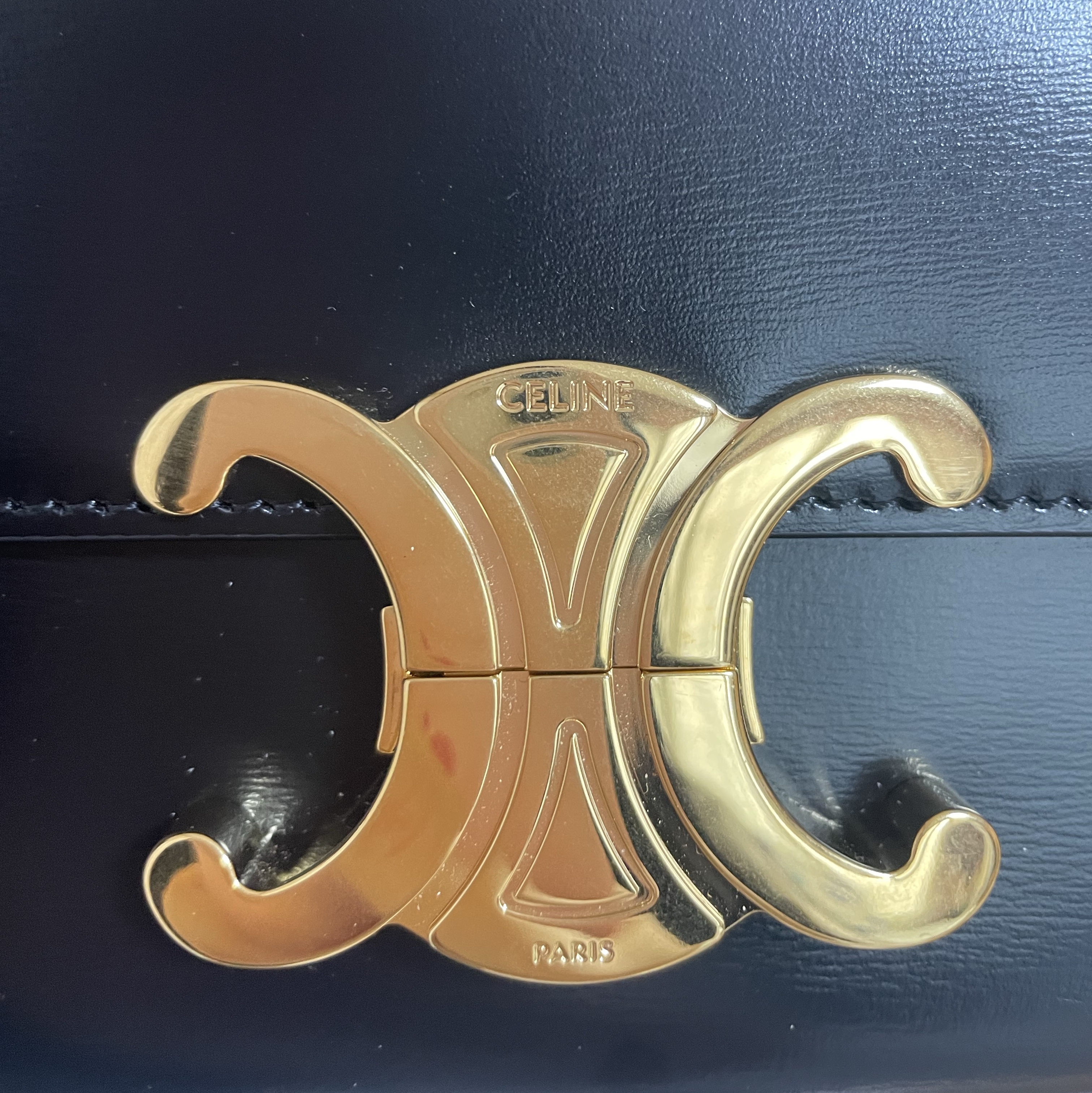 Celine Shoulder Bag Claude in Shiny Calfskin Black 착용 스타일 - 4