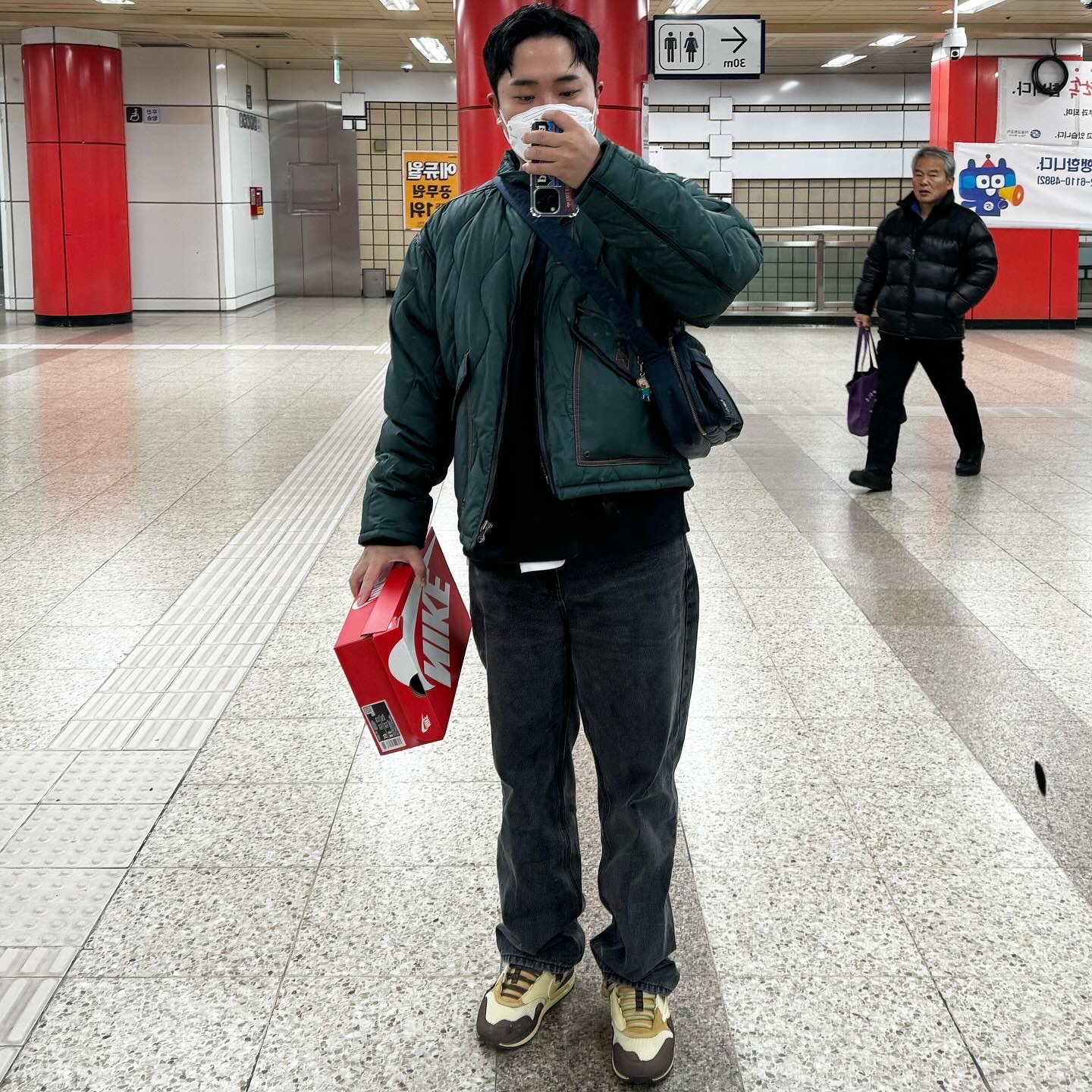 Nike x Travis Scott Air Max 1 Cact.us Brown, Porter Tanker Shoulder Bag S Iron Blue 착용 스타일