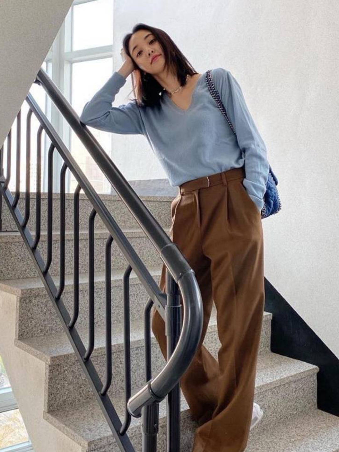 AMI de Coeur Tone-On-Tone Cashmere Crewneck Sweater Pale Blue, Thom Browne Center Back RWB Intarsia Stripe Classic Crew Neck Pullover in Fine Merino Wool Dark Grey 착용 스타일 - 4