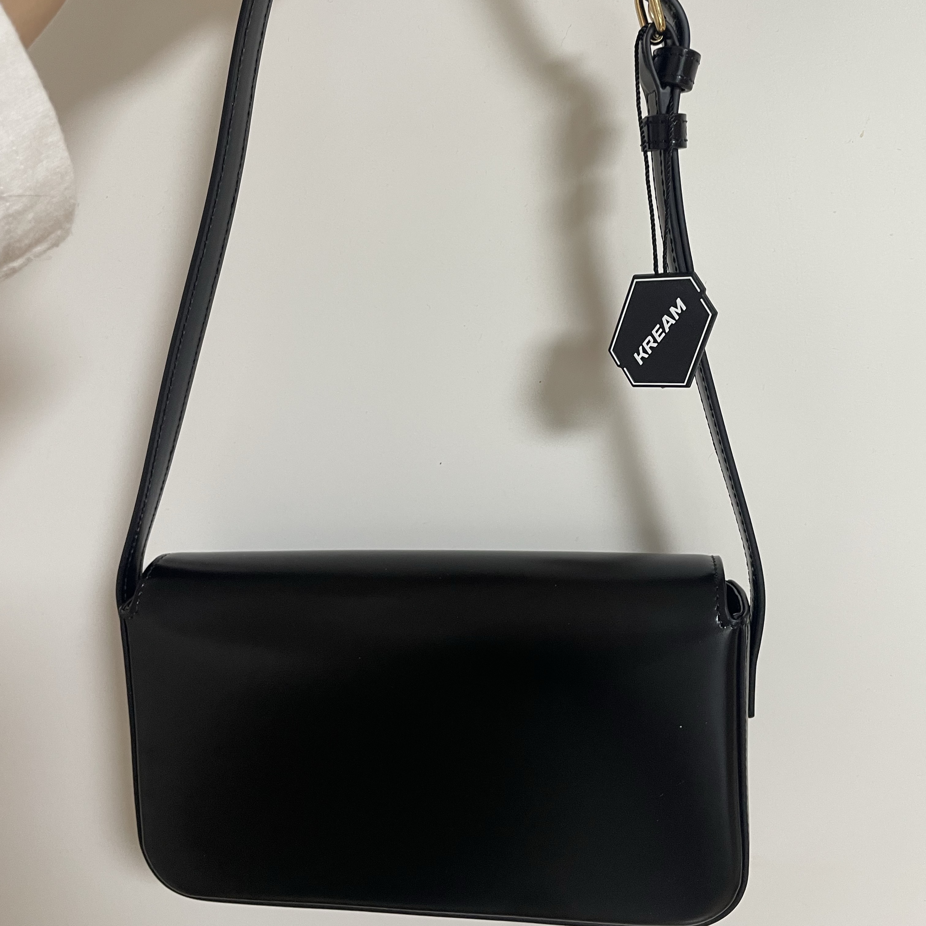 Celine Shoulder Bag Claude in Shiny Calfskin Black 착용 스타일 - 3
