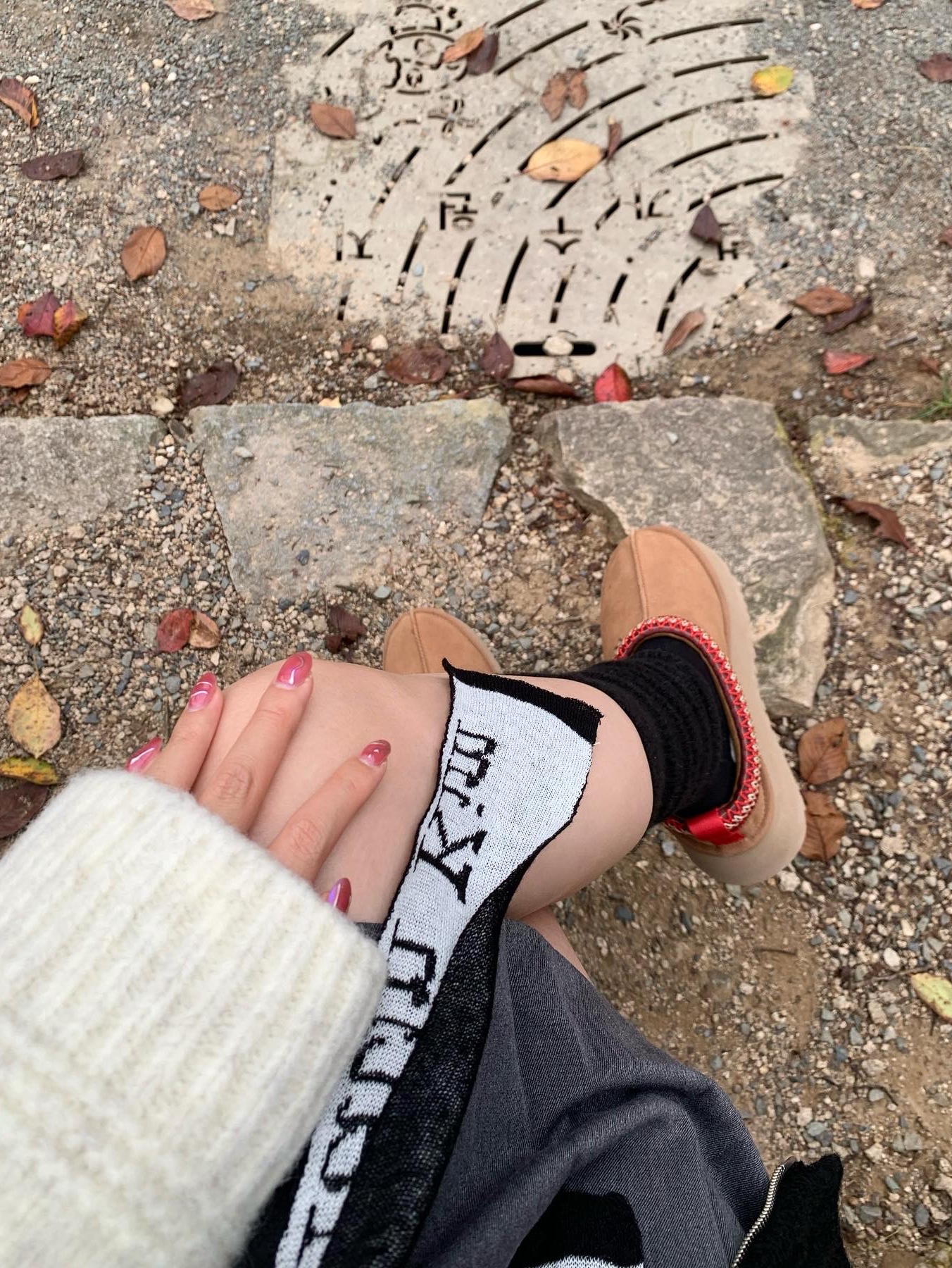 (W) UGG Tazz Slipper Chestnut 착용 스타일 - 9
