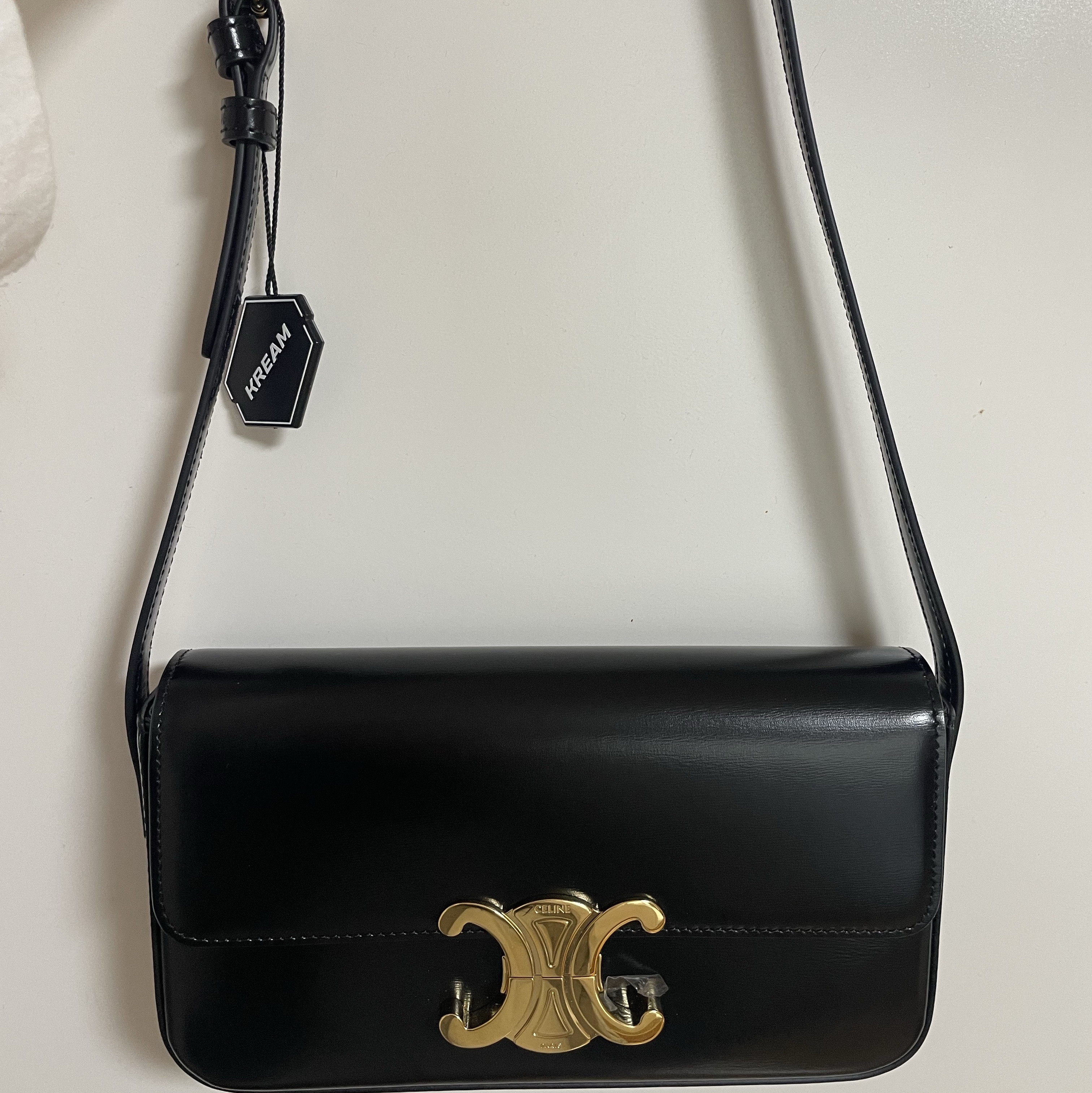 Celine Shoulder Bag Claude in Shiny Calfskin Black 착용 스타일 - 1
