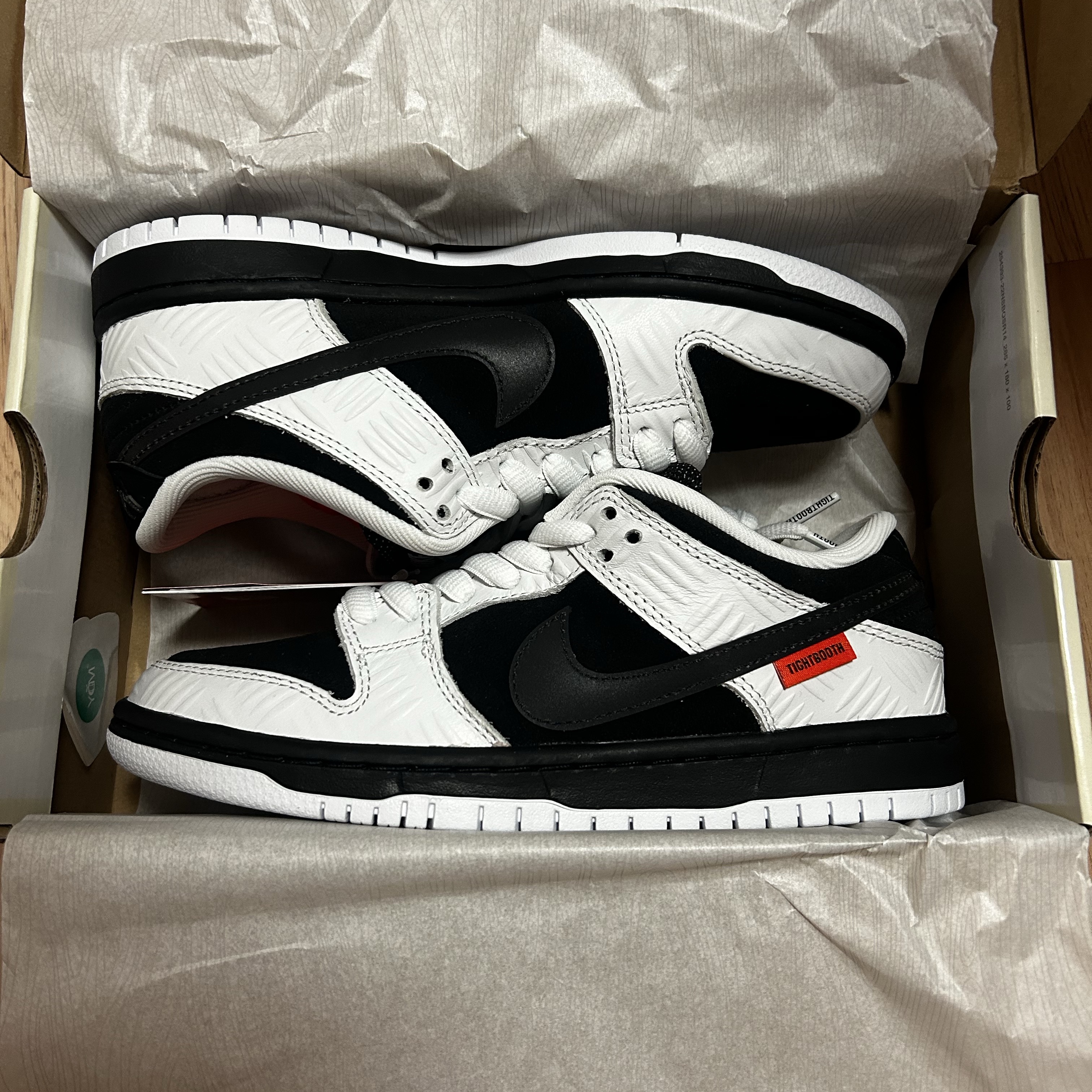 Nike x Tightbooth SB Dunk Low Pro Black and White 착용 스타일 - 5
