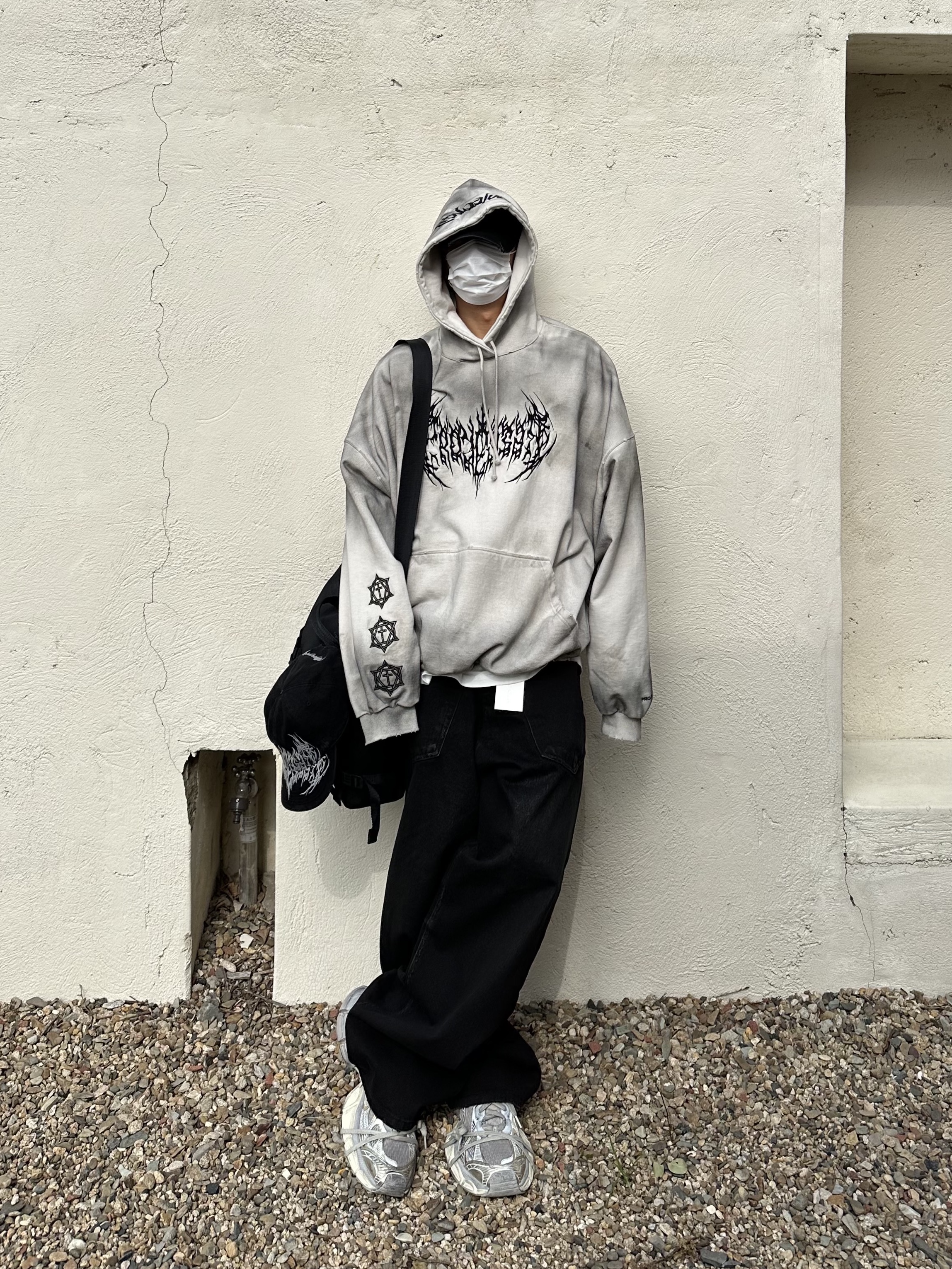 Project G/R Backward Denim Pants Black, Project G/R Metalic Logo Hoodie Ivory 착용 스타일
