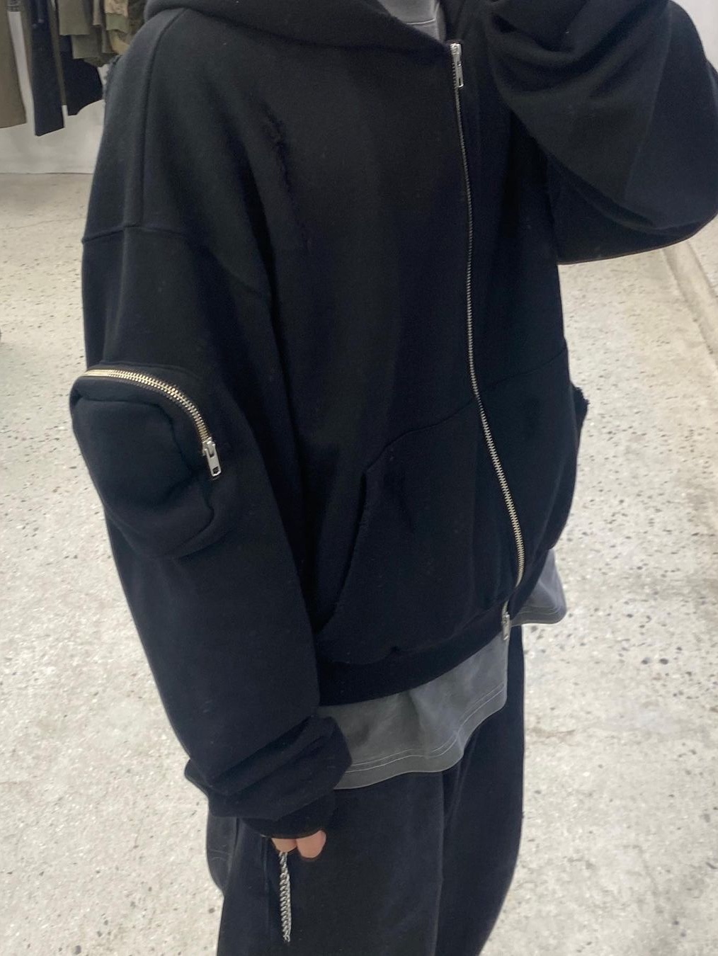 OMO 3D Pocket Zip-Up Hoodie Black 착용 스타일 - 3