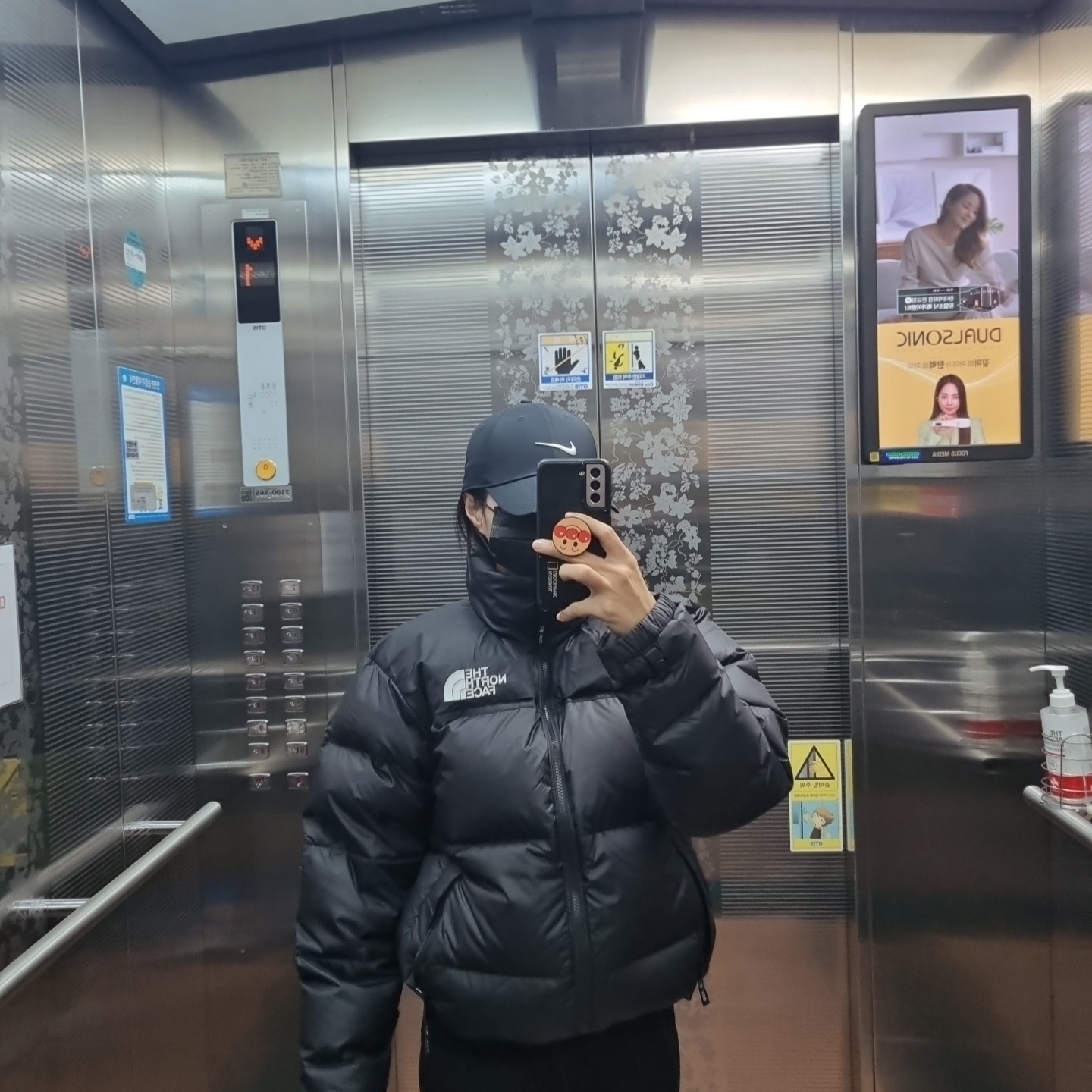 The North Face 1996 Eco Nuptse Jacket Black 착용 스타일 - 1