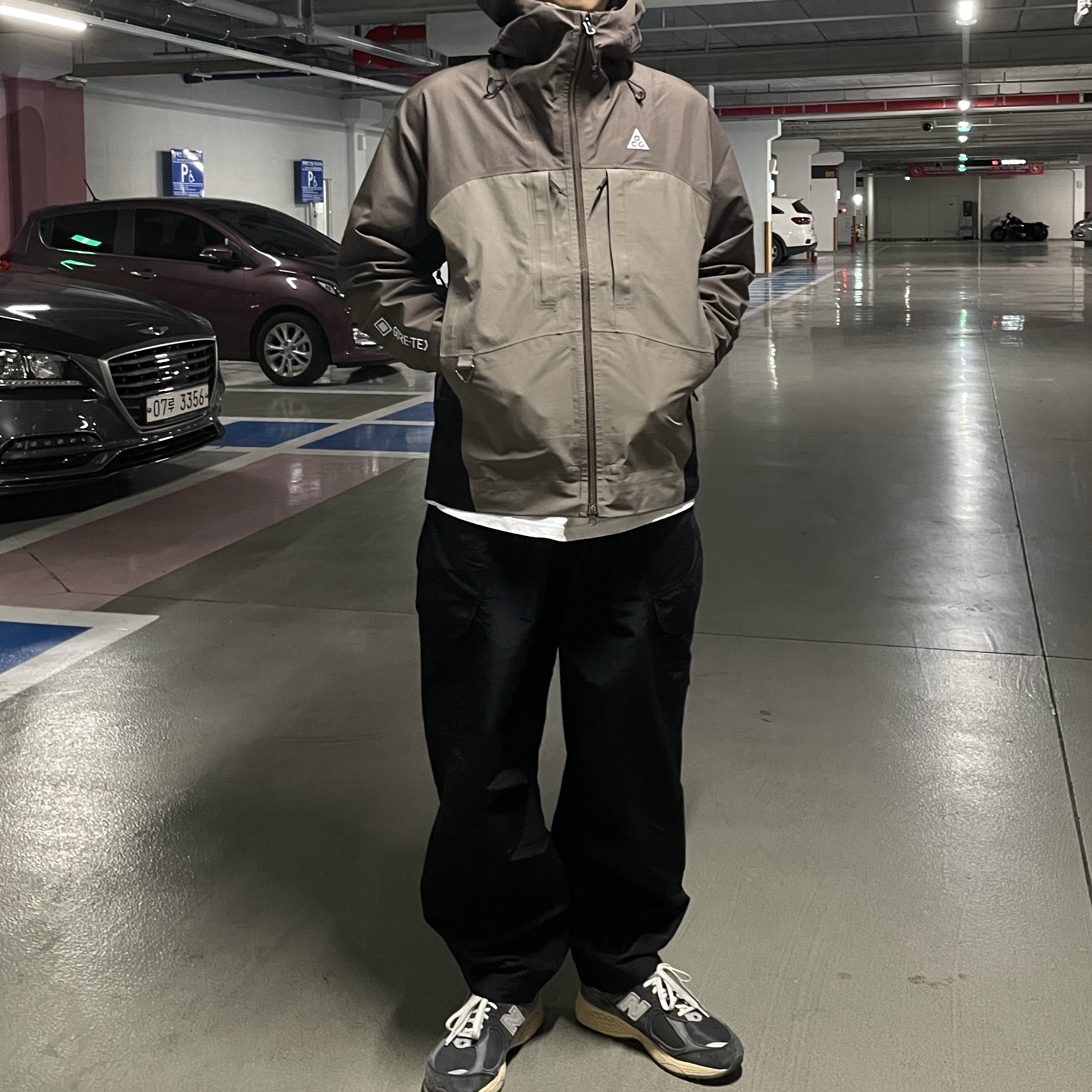 Nike ACG Storm-Fit ADV Gore-Tex Misery Ridge Jacket Iron Stone - Asia, New Balance 2002R Special Vintage Black Grey 착용 스타일
