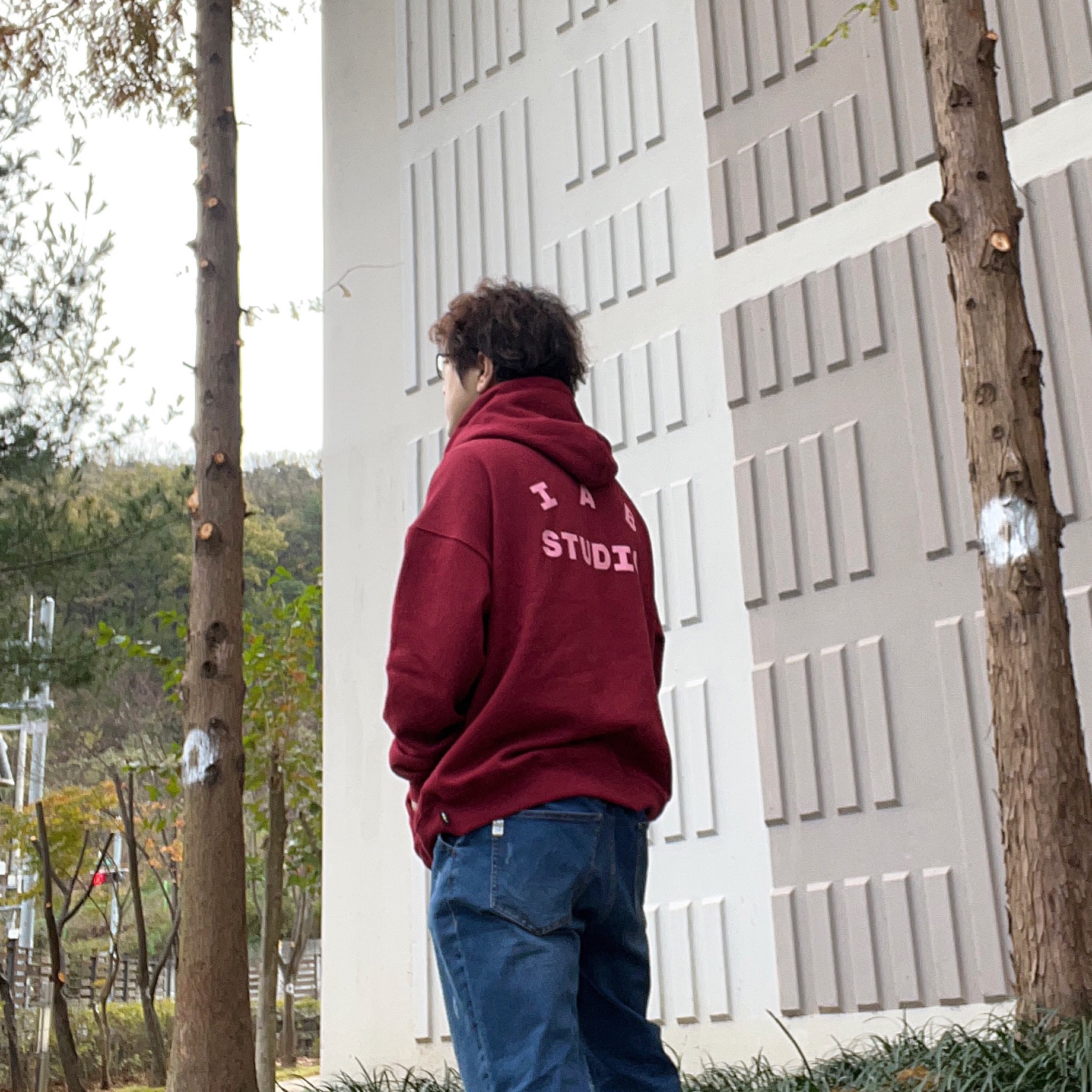 IAB Studio Hoodie Raspberry 착용 스타일 - 2