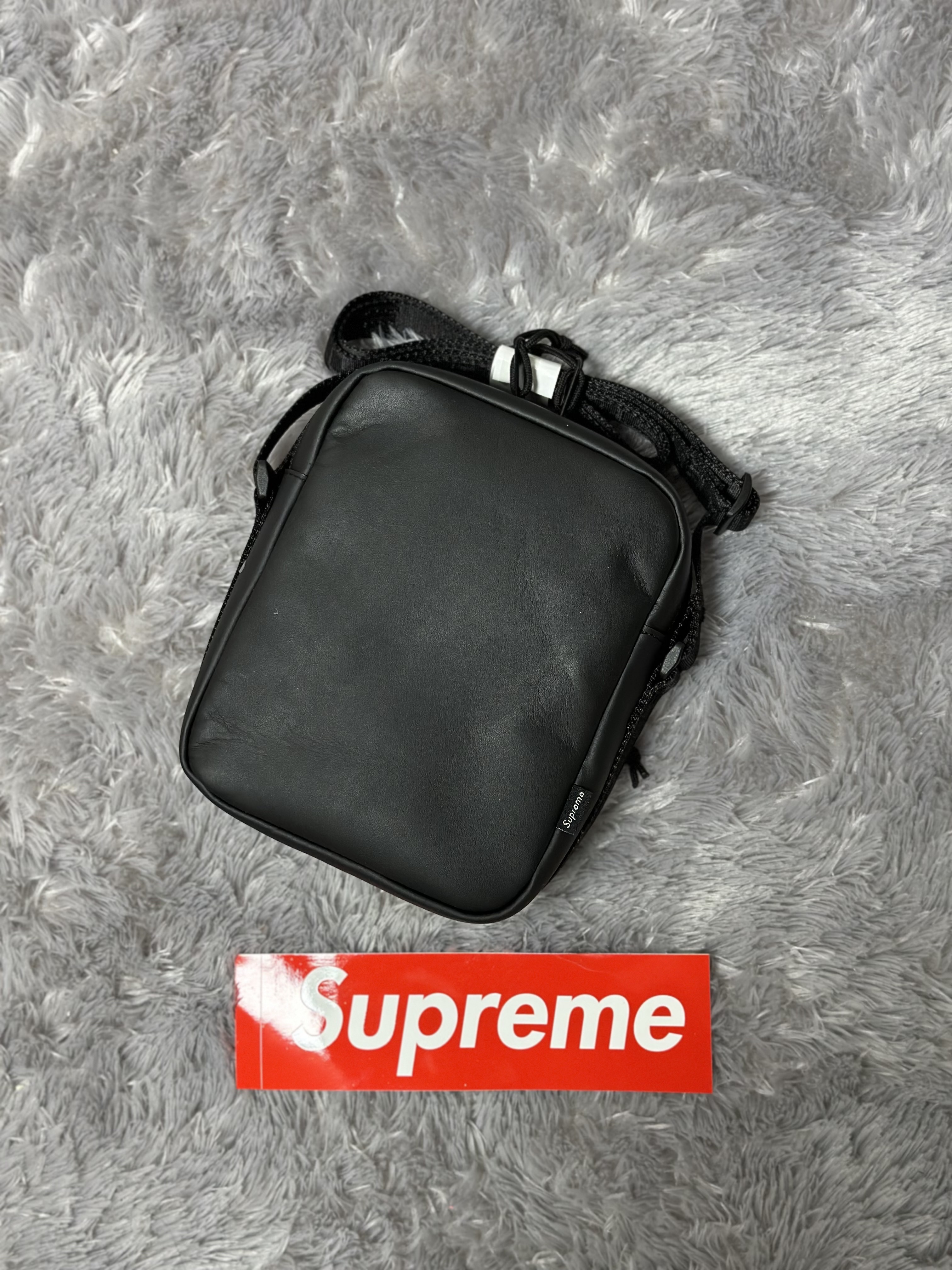 Supreme Leather Shoulder Bag Black - 23FW 착용 스타일 - 2