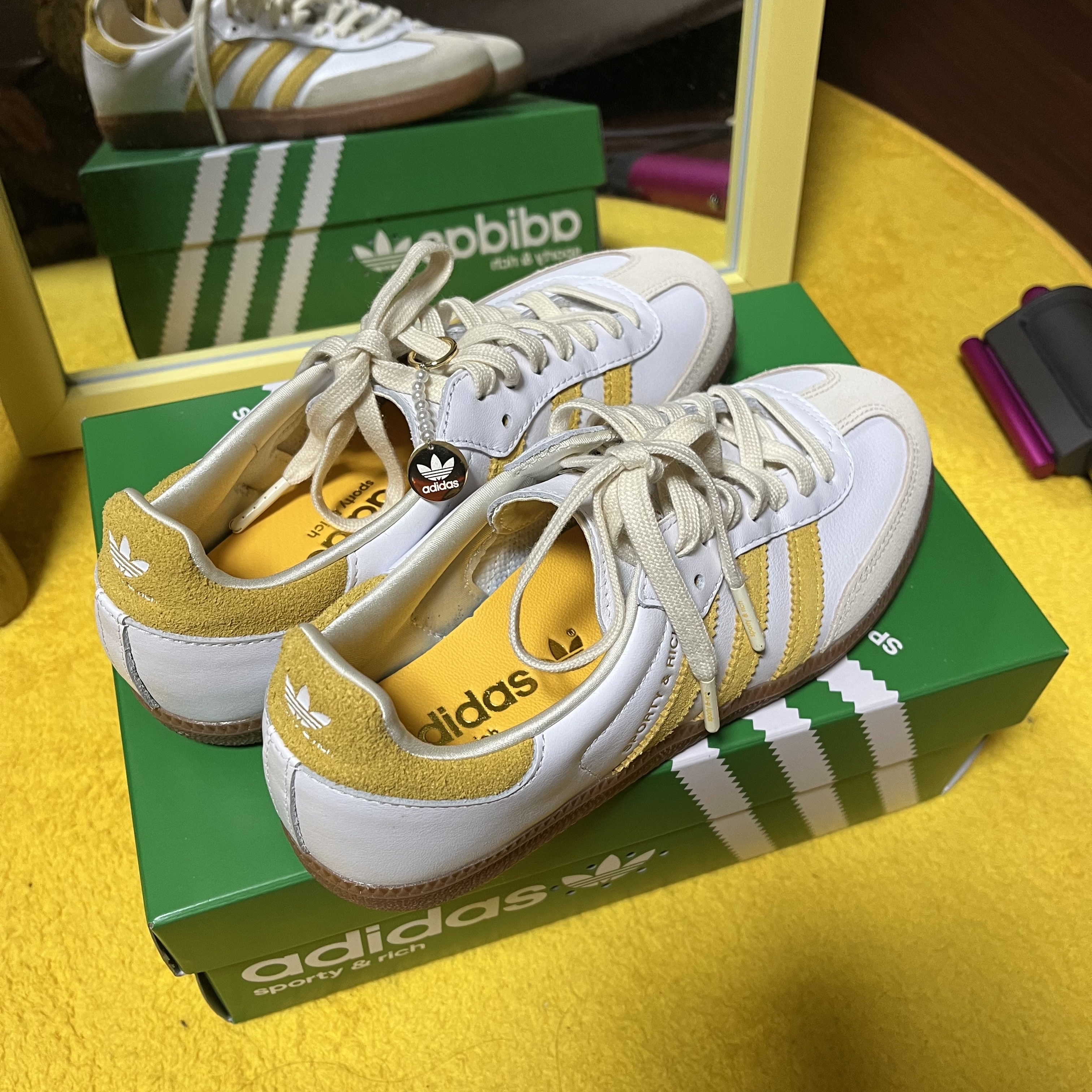Adidas x Sporty & Rich Samba OG Cloud White Bold Gold 착용 스타일