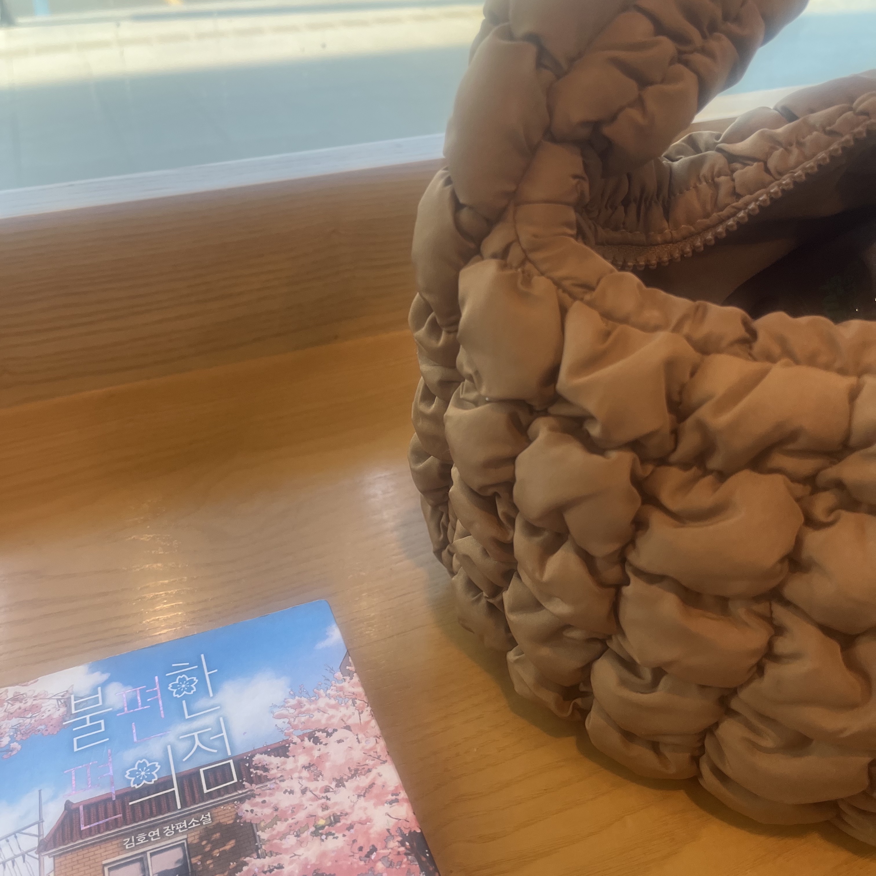 COS Quilted Mini Bag Brown 착용 스타일 - 1