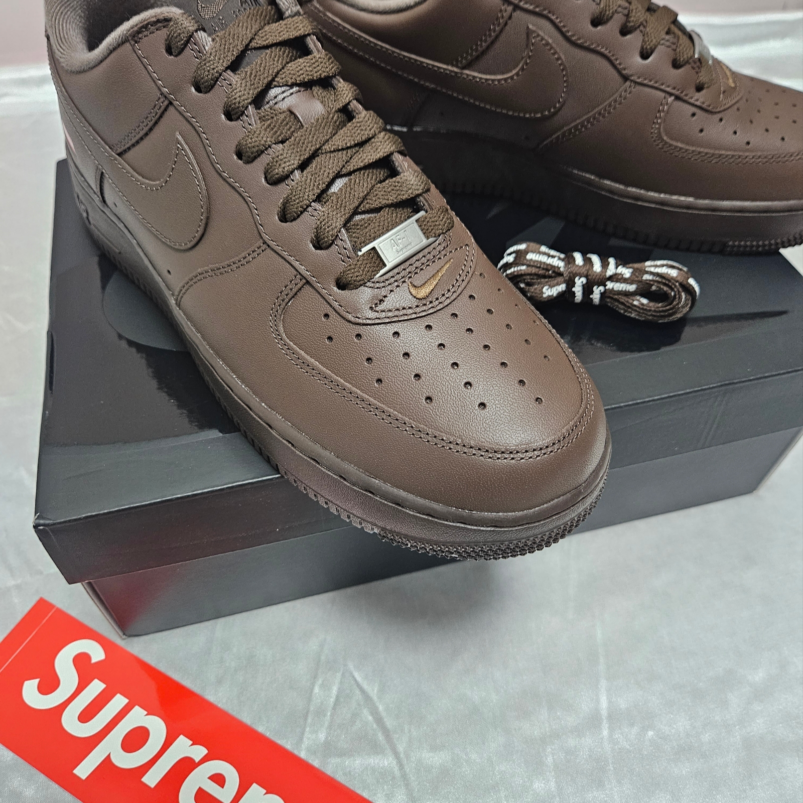 Nike x Supreme Air Force 1 Low Baroque Brown 착용 스타일 - 2