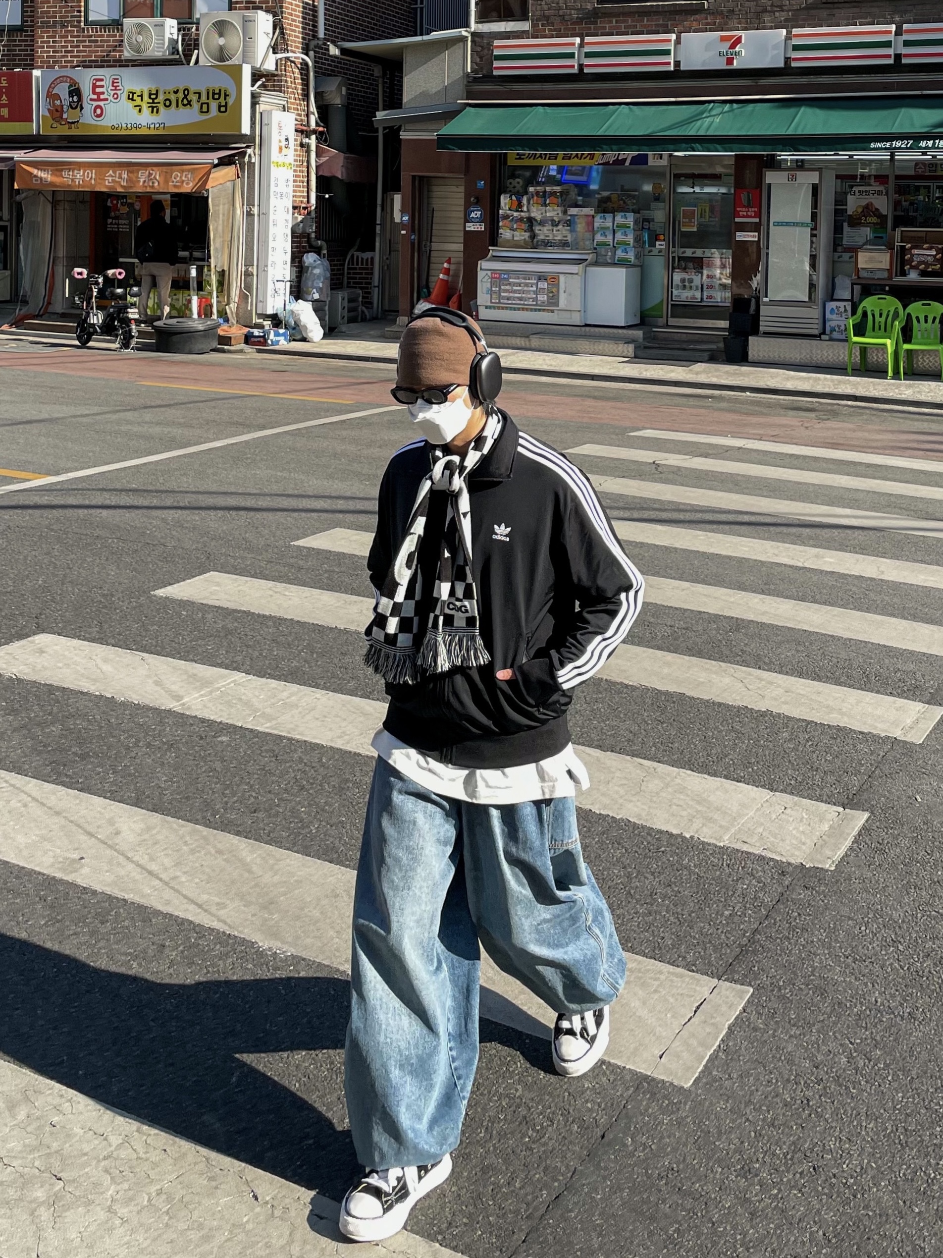 Telfar Baggy Jean Blue, Sansan Gear Logo Beanie Brown - 22FW 착용 스타일 - 1
