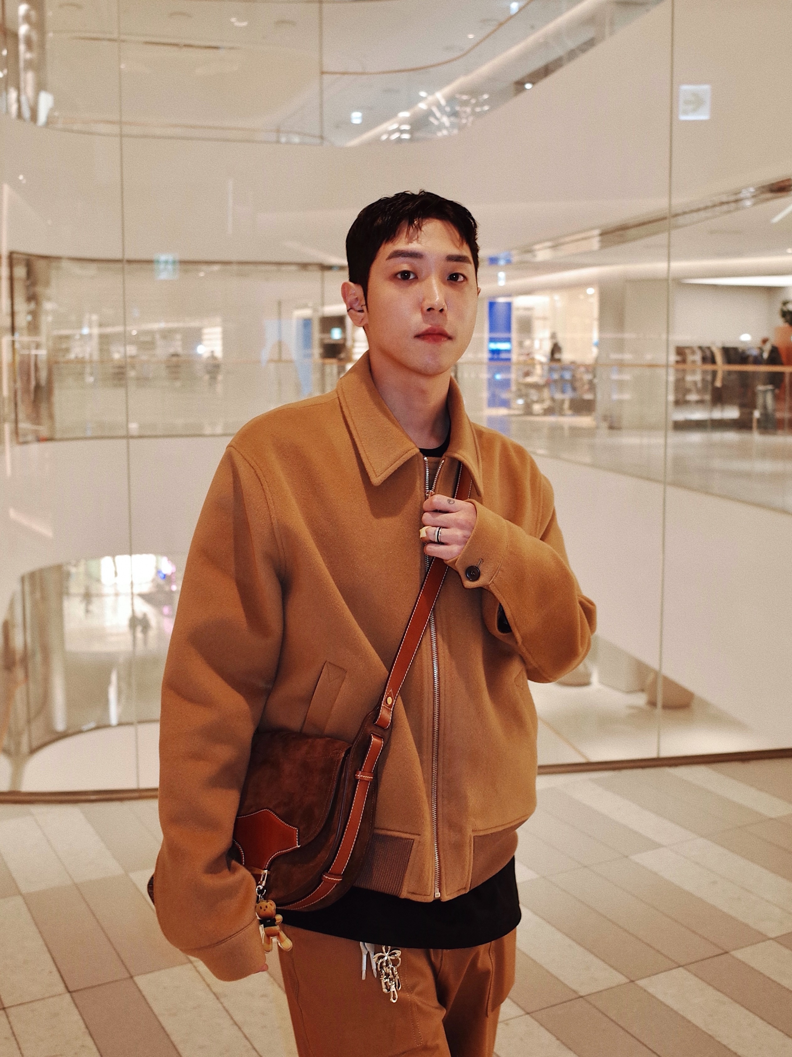 Isabel Marant Botsy Small Satchel Raffia Bag Natural Cognac - 23SS, STU Suede Peny Loafers Black 착용 스타일 - 1