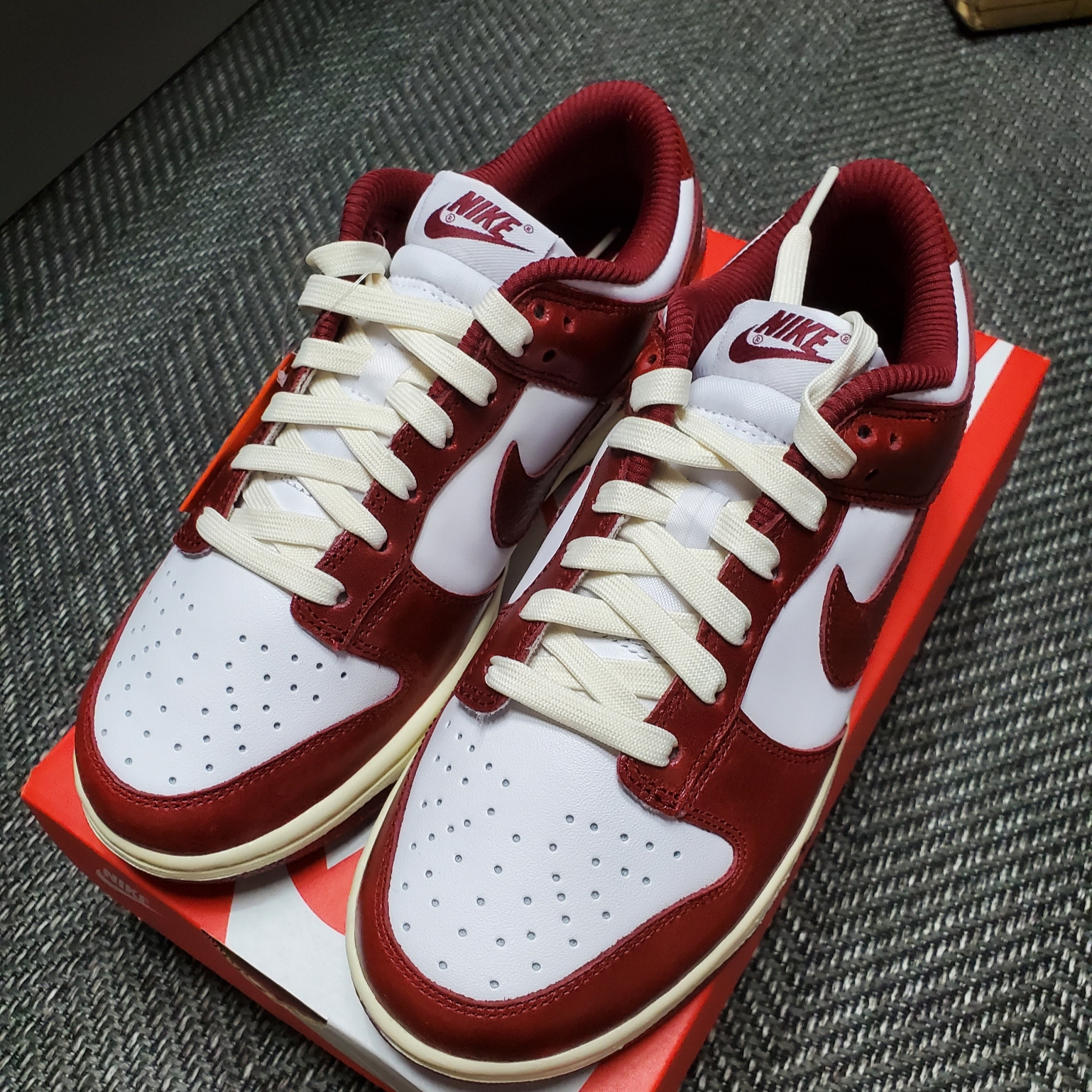 (W) Nike Dunk Low Retro PRM Team Red and White 착용 스타일