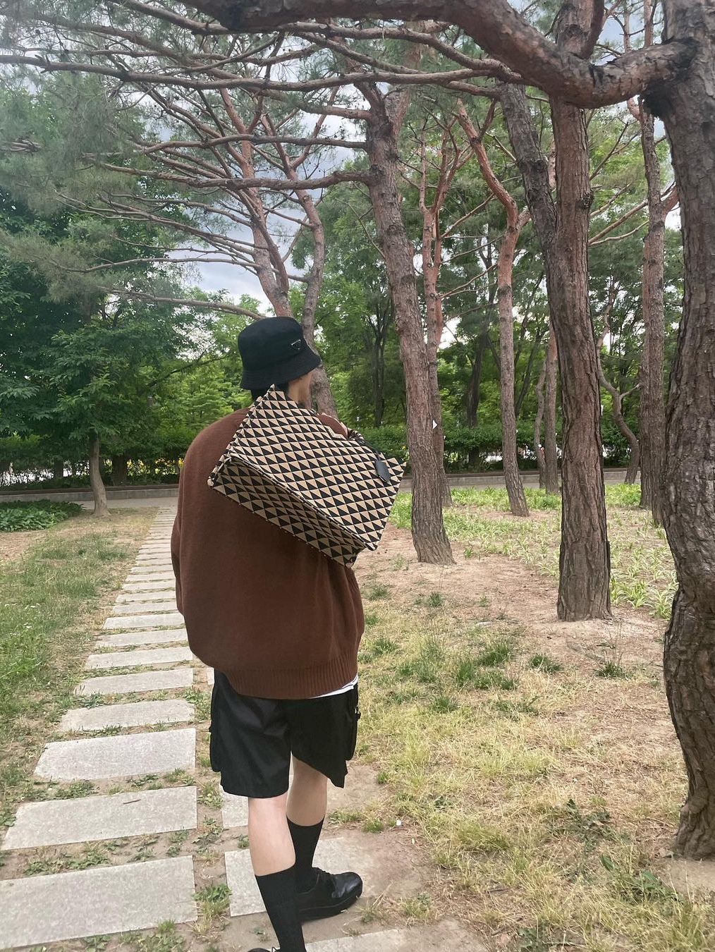 Prada Large Prada Symbole Embroidered Fabric Handbag Black Beige, Prada Re-Nylon Bucket Hat Black 착용 스타일