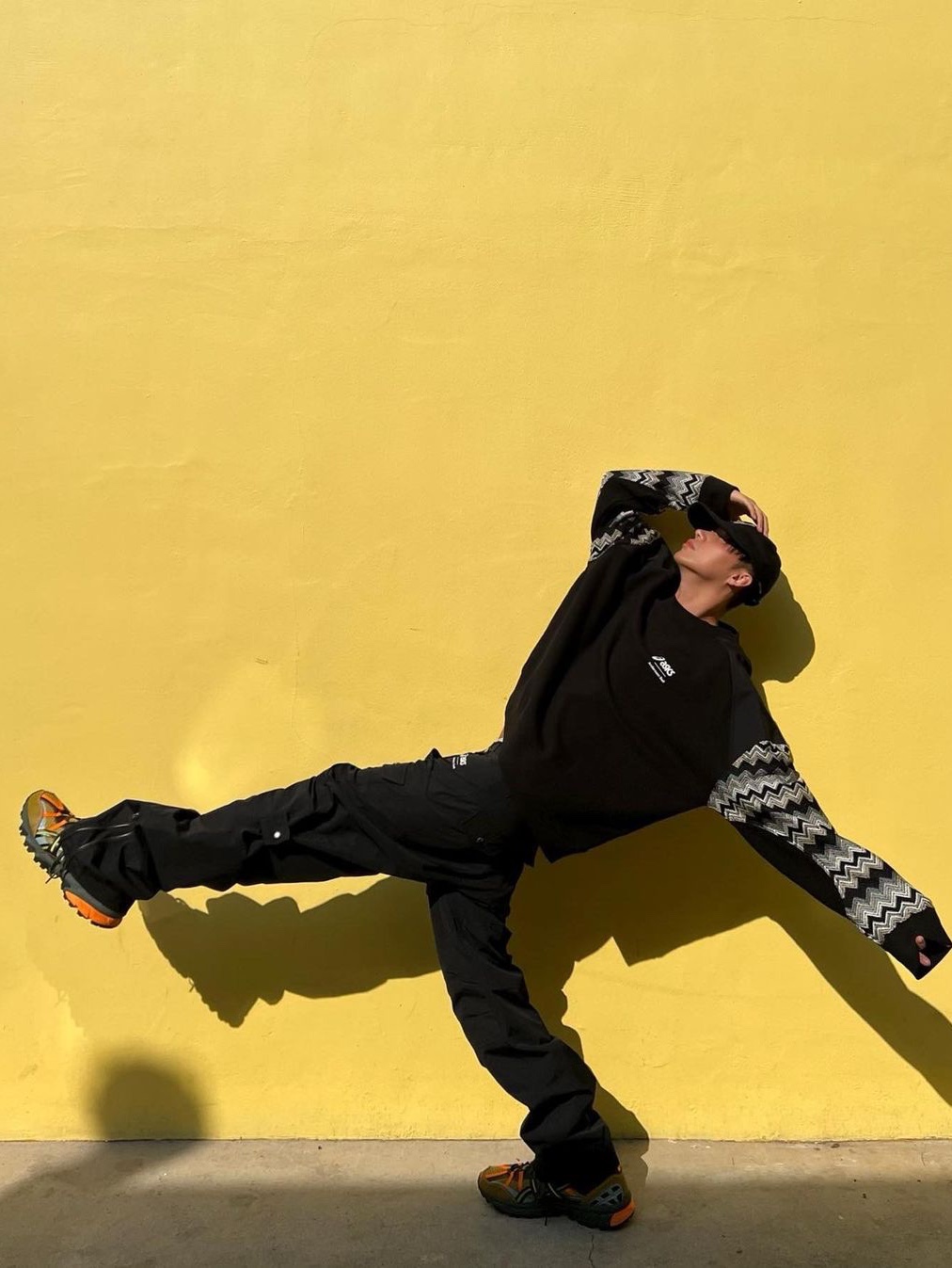 Andersson Bell x Asics Cargo Pants Black 착용 스타일 - 1